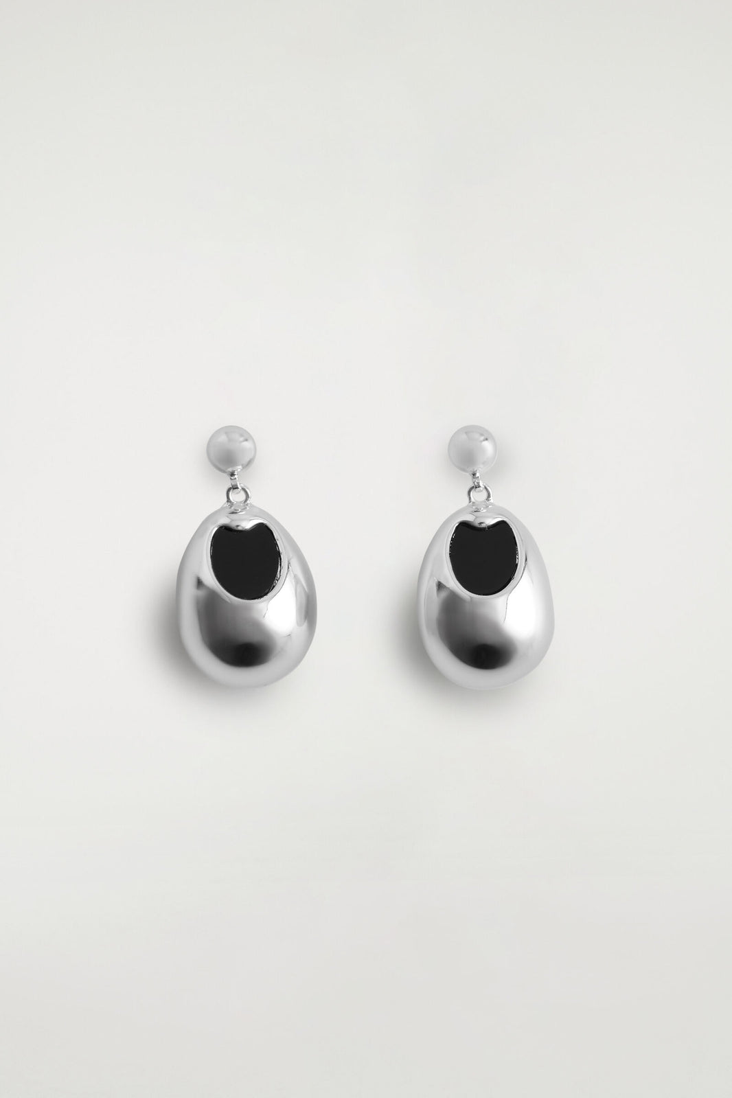ARETES COLGANTES CON DETALLES DE PIEDRA - PLATA / NEGRO | DescriptiveStillLife