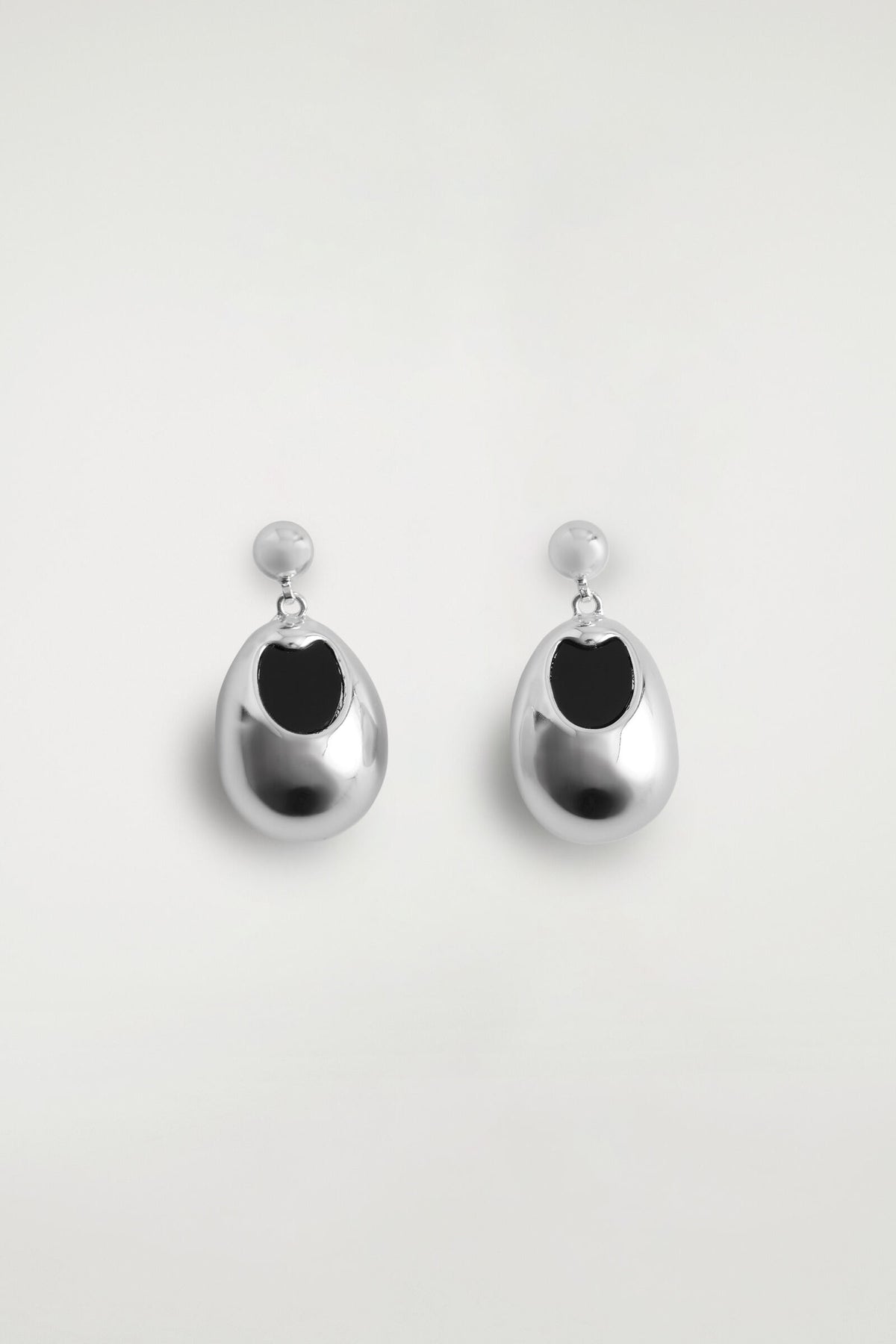 ARETES COLGANTES CON DETALLES DE PIEDRA - PLATA / NEGRO | DescriptiveStillLife