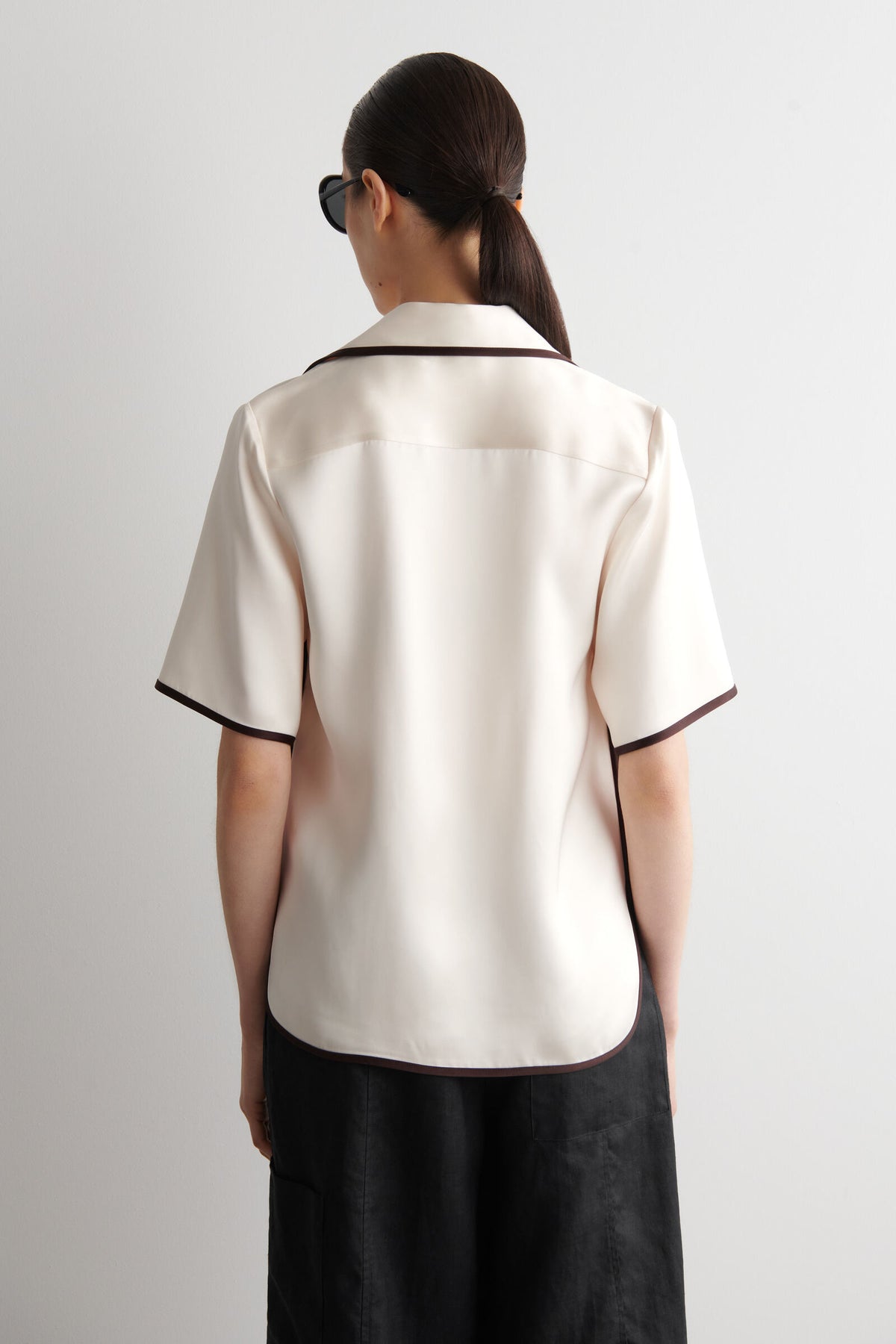 CAMISA DE SATÍN CON CONTRASTE - CREMA / MARRÓN