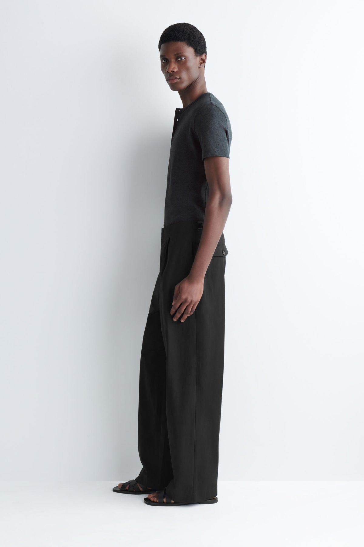 PANTALONES DE CORTE RELAJADO Y PIERNA ANCHA CON BOLSILLOS - NEGRO