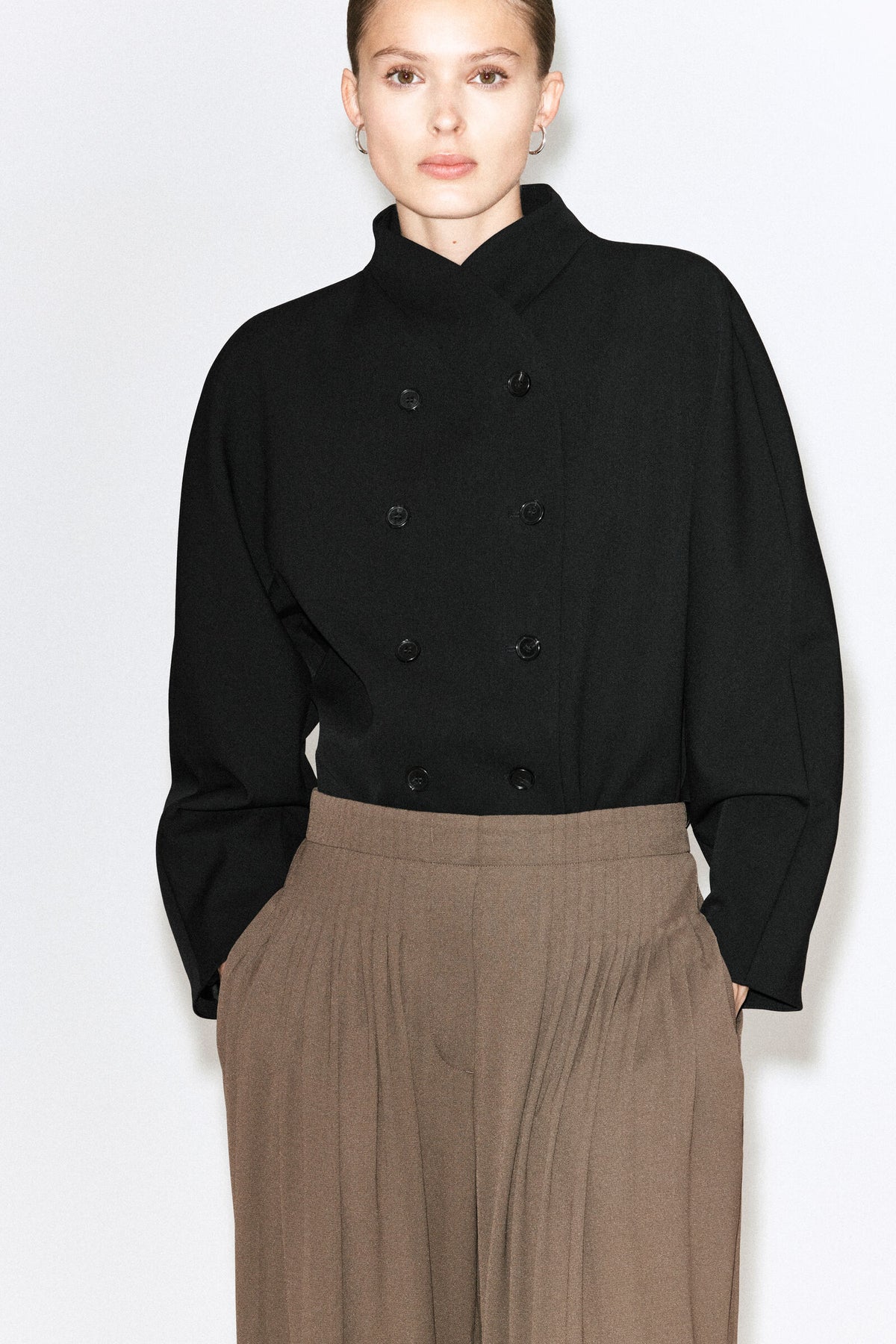 PANTALONES DE CREPÉ CON PLIEGUES - BEIGE OSCURO