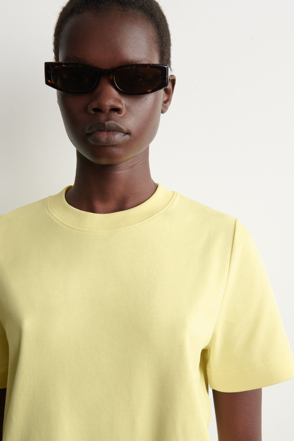 CAMISETA DE CORTE LIMPIO - AMARILLO