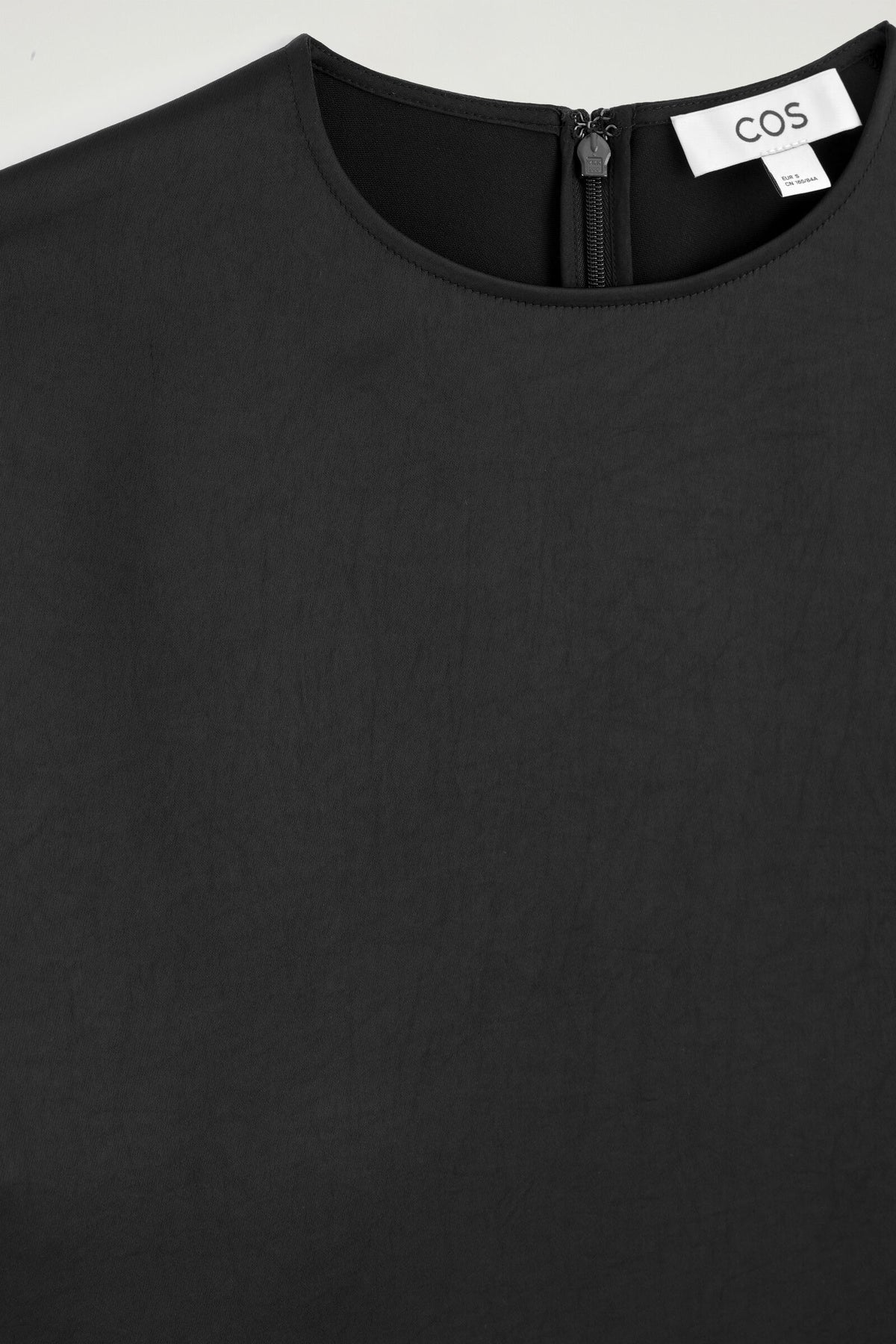 CAMISETA DE SATÍN OVERSIZE - NEGRO | DescriptiveDetail