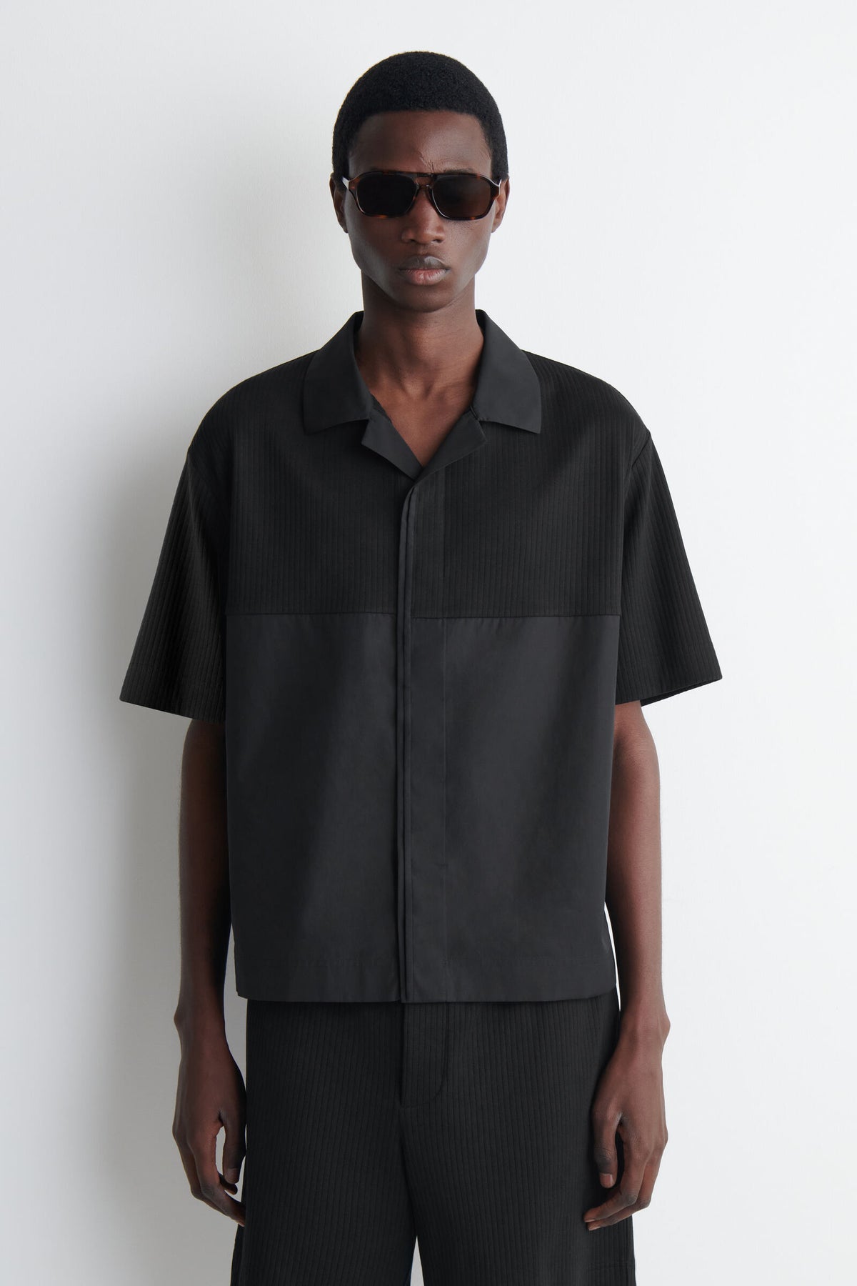 CAMISA RELAJADA CON PANELES DE CONTRASTE - NEGRO