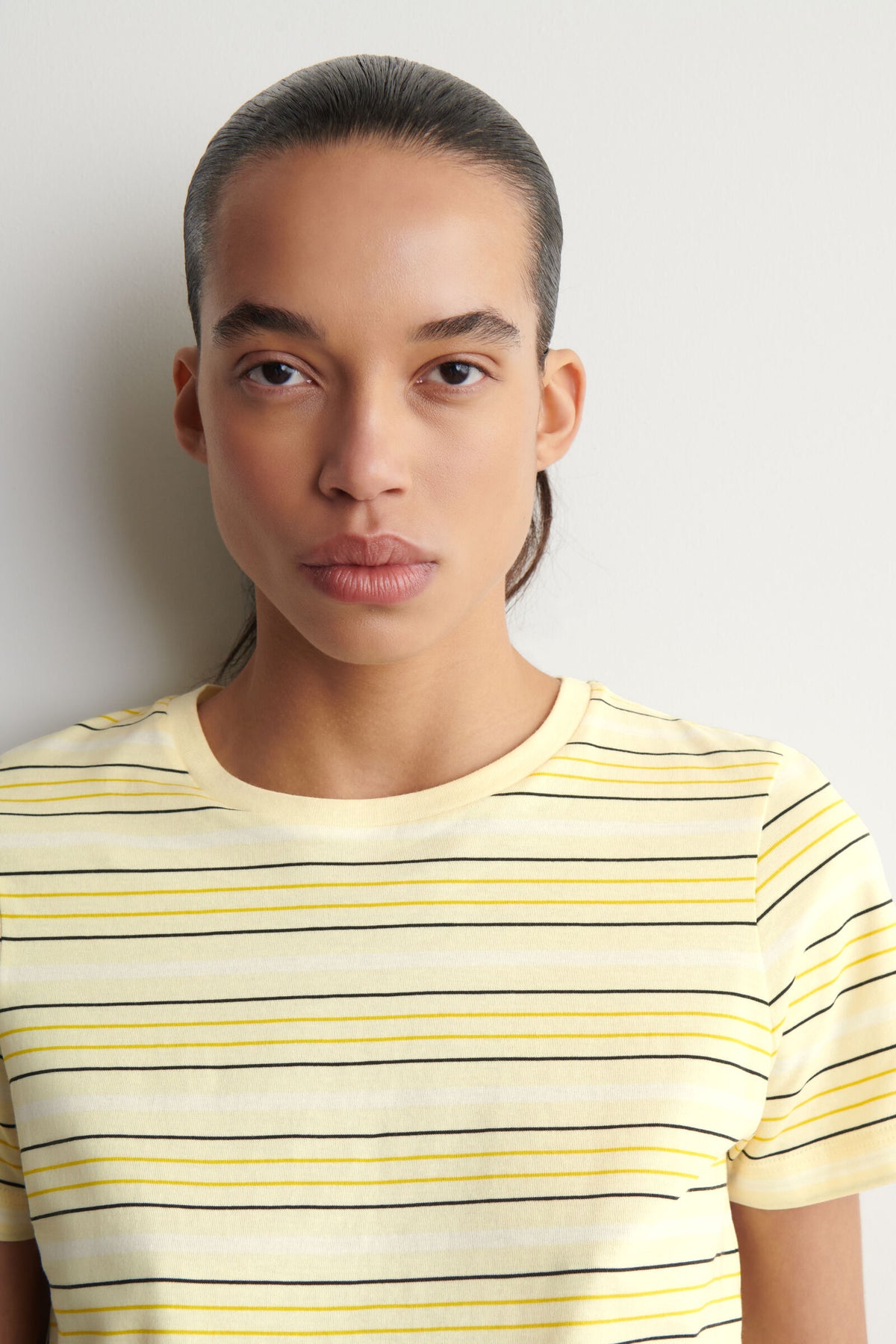 CAMISETA DE ALGODÓN CON CUELLO REDONDO - AMARILLO / BLANCO / RAYAS