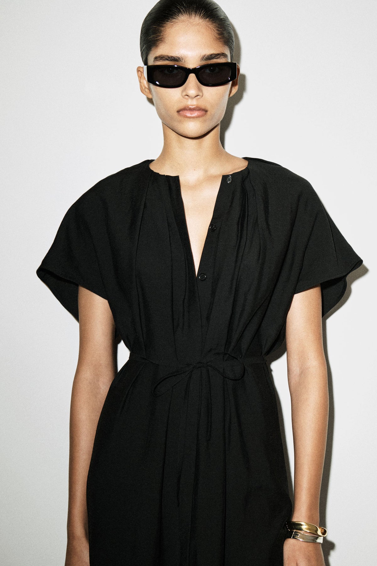 VESTIDO MIDI PLISADO CON CINTURÓN - NEGRO - StillMedia/Lookbook