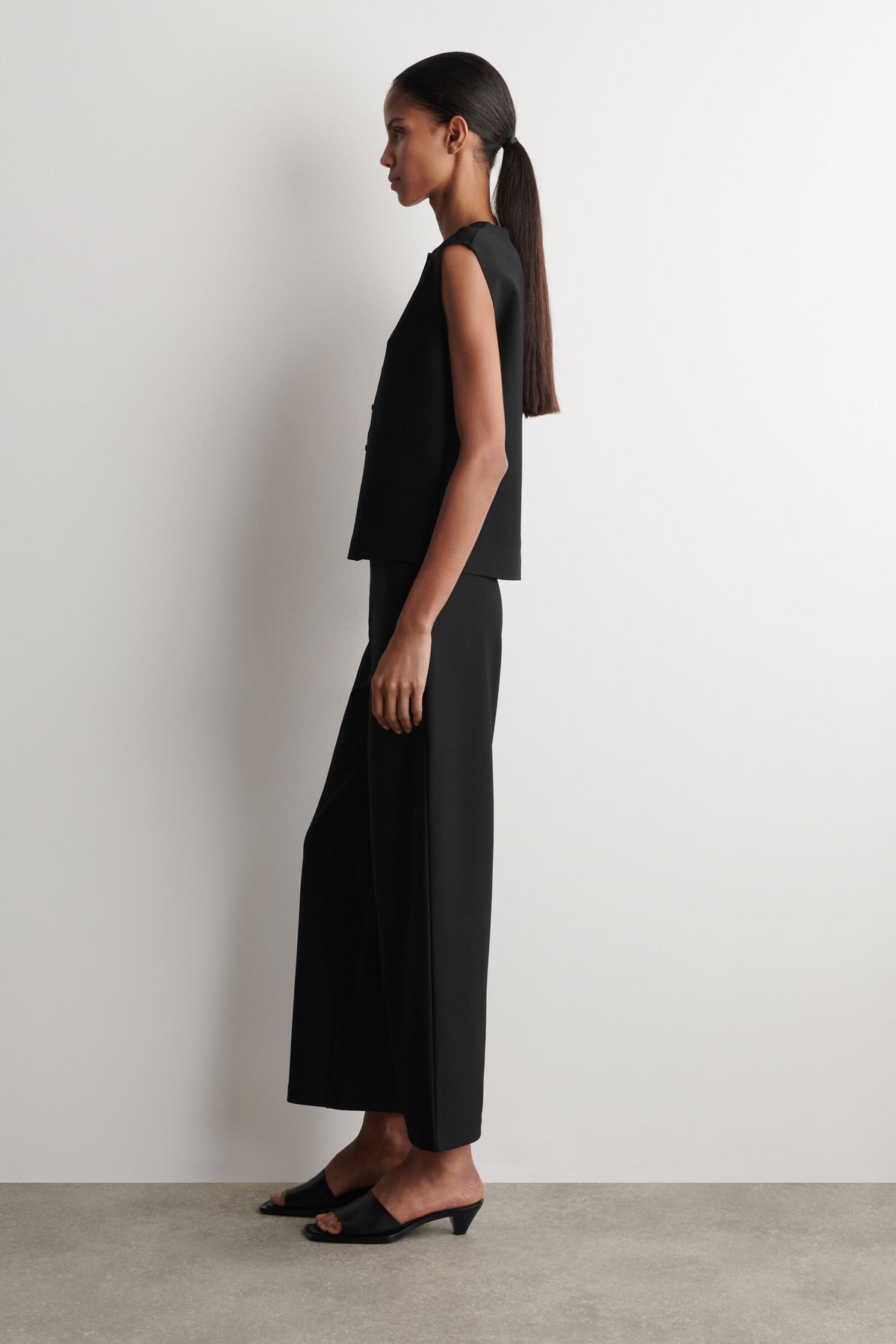 PANTALONES DE PIERNA RECTA CORTOS - NEGRO - StillMedia/Lookbook