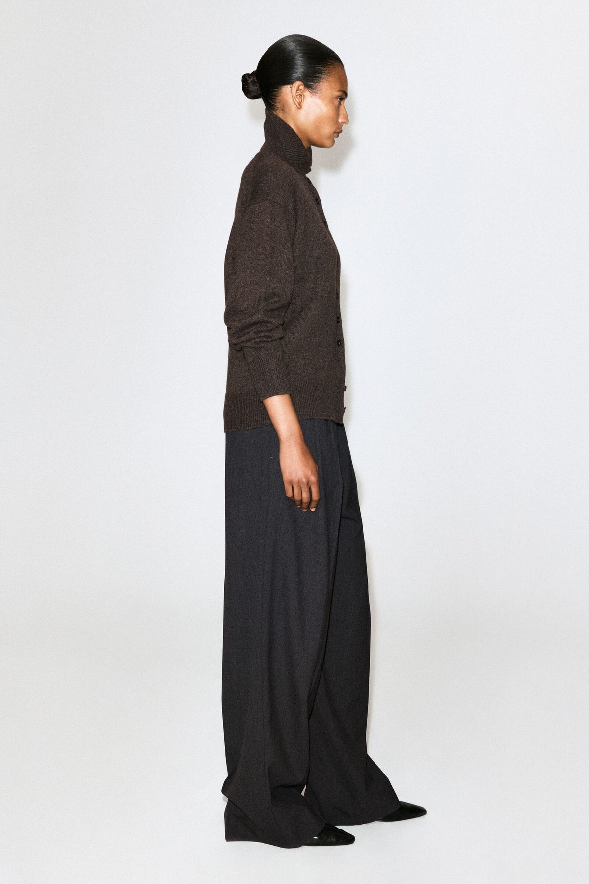 CÁRDIGAN DE CASHMERE ESCULPIDO CON CUELLO DE TUBO - MARRÓN MEZCLADO