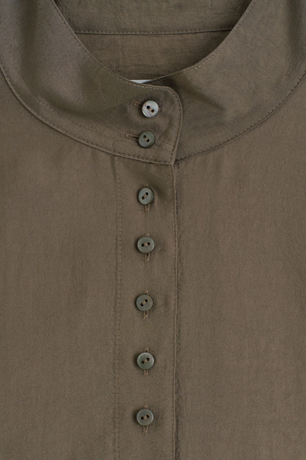 CAMISA FLUIDA DE CUELLO ALTO - MARRÓN CLARO | DescriptiveDetail