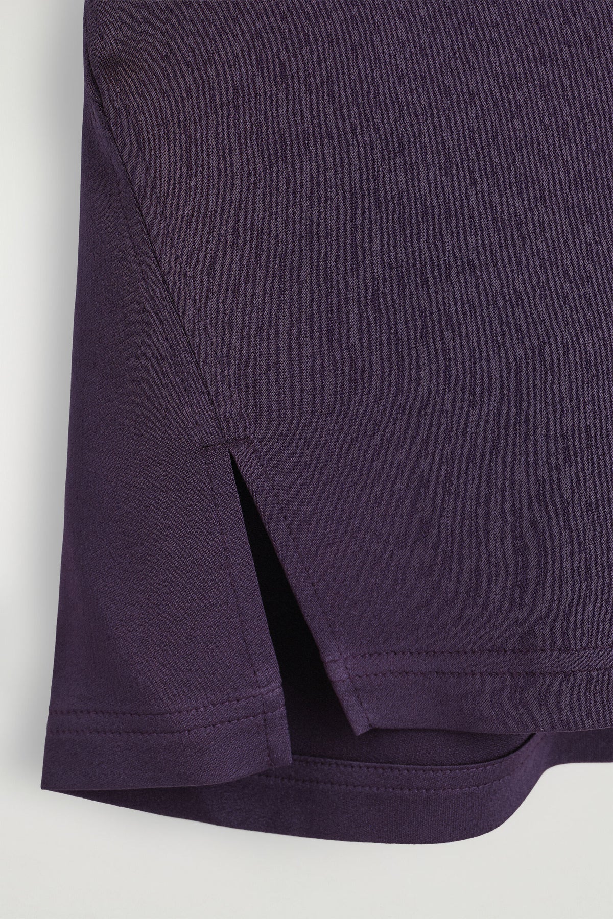 BLUSA DE CREPÉ DRAPEADO CON CUELLO EN V - MORADO OSCURO | DescriptiveDetail