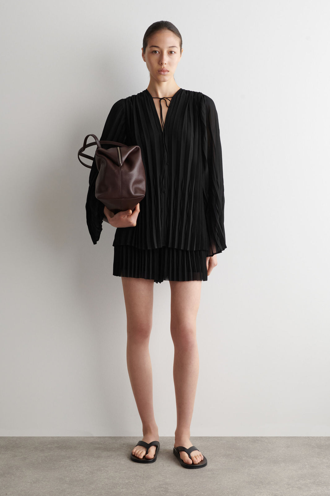 BLUSA DE GEORGETTE PLISADA CON LAZO - NEGRO