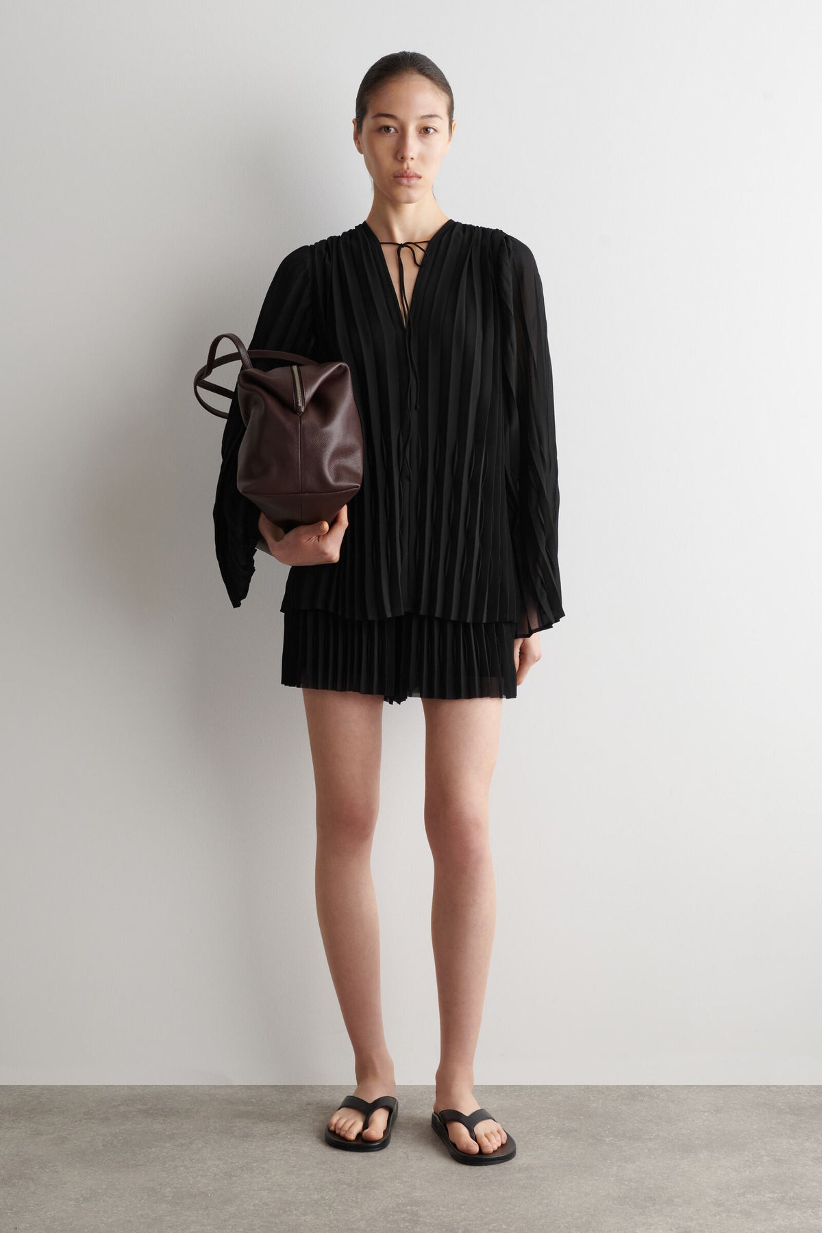 BLUSA DE GEORGETTE PLISADA CON LAZO - NEGRO