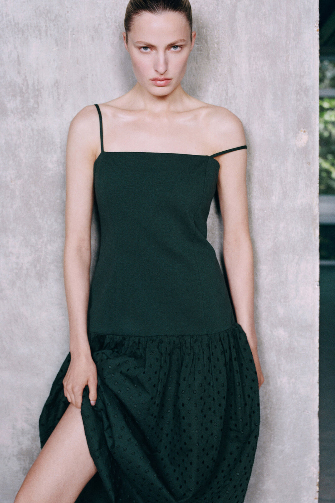 VESTIDO CON CINTURA CAÍDA Y LUNARES - VERDE / LUNARES | Lookbook