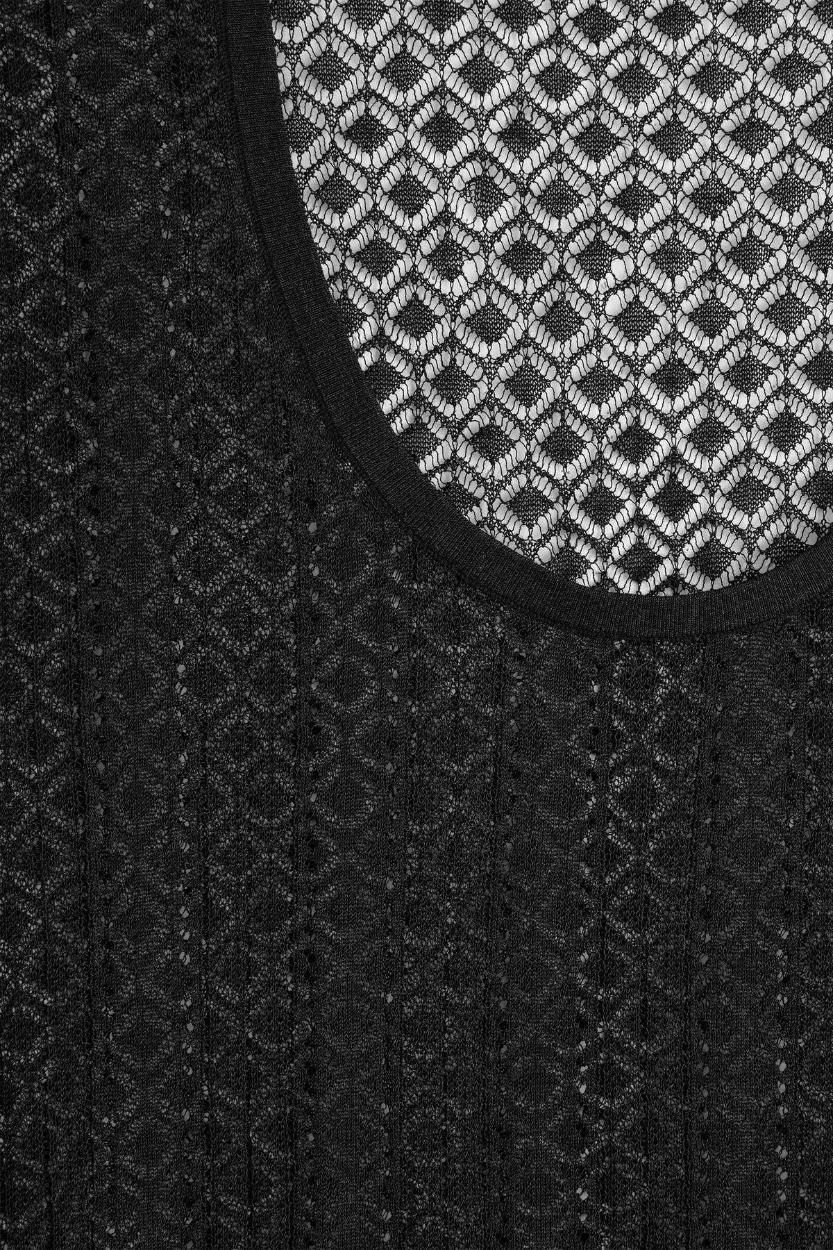 CAMISETA DE ENCAJE CON TEJIDO DIAMANTE - NEGRO | DescriptiveDetail