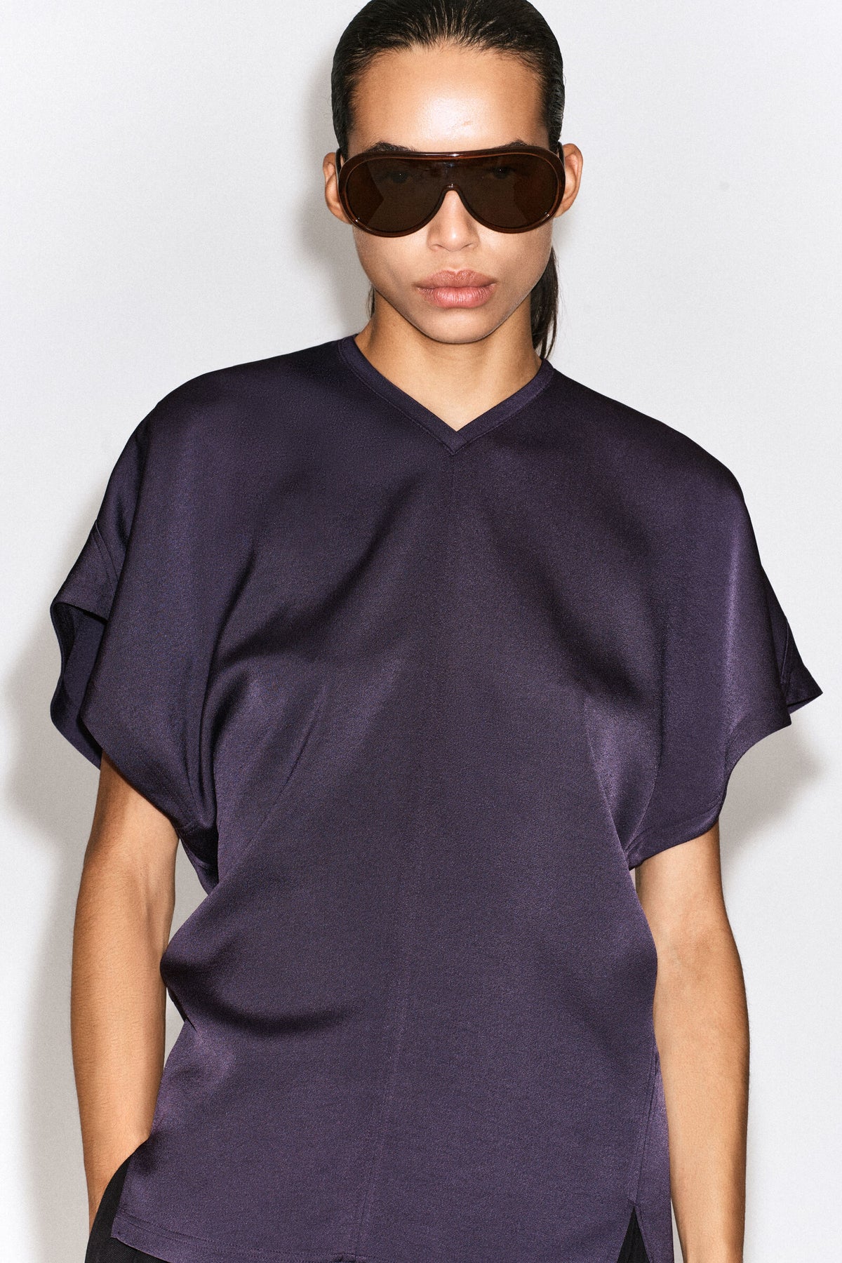 BLUSA DE CREPÉ DRAPEADO CON CUELLO EN V - MORADO OSCURO