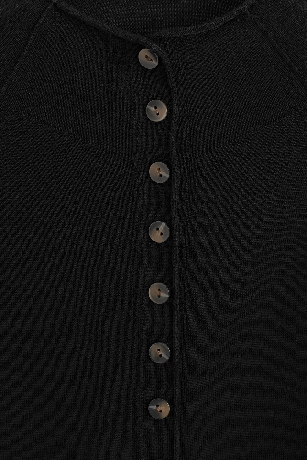 CÁRDIGAN DE CUELLO ALTO DE LANA MERINO - NEGRO | DescriptiveDetail