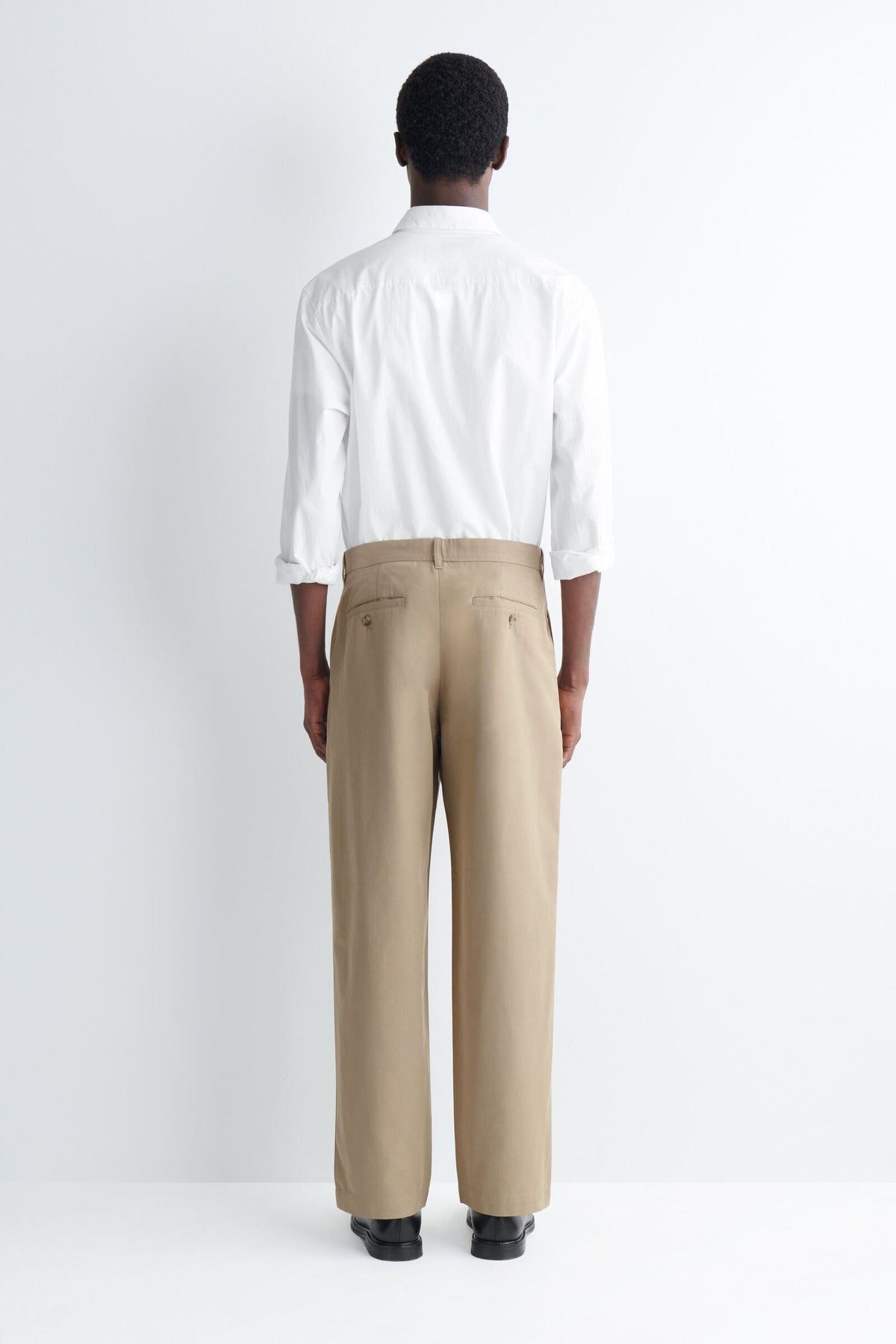 CHINOS DE ALGODÓN CON CORTE REGULAR Y PIERNA RECTA - BEIGE