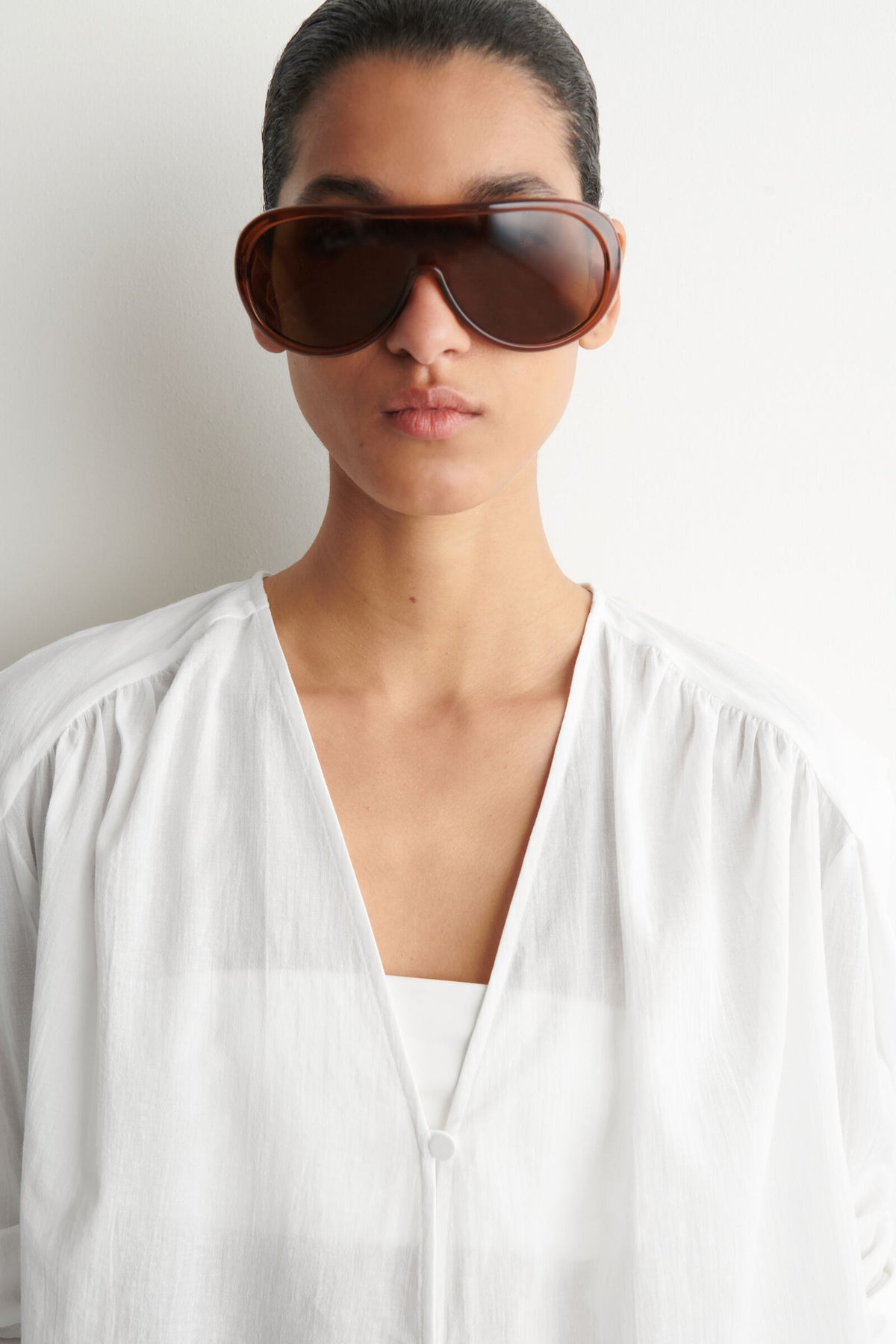 CAMISA DE ALGODÓN LIGERO CON ESCOTE EN V Y FRUNCE - BLANCO