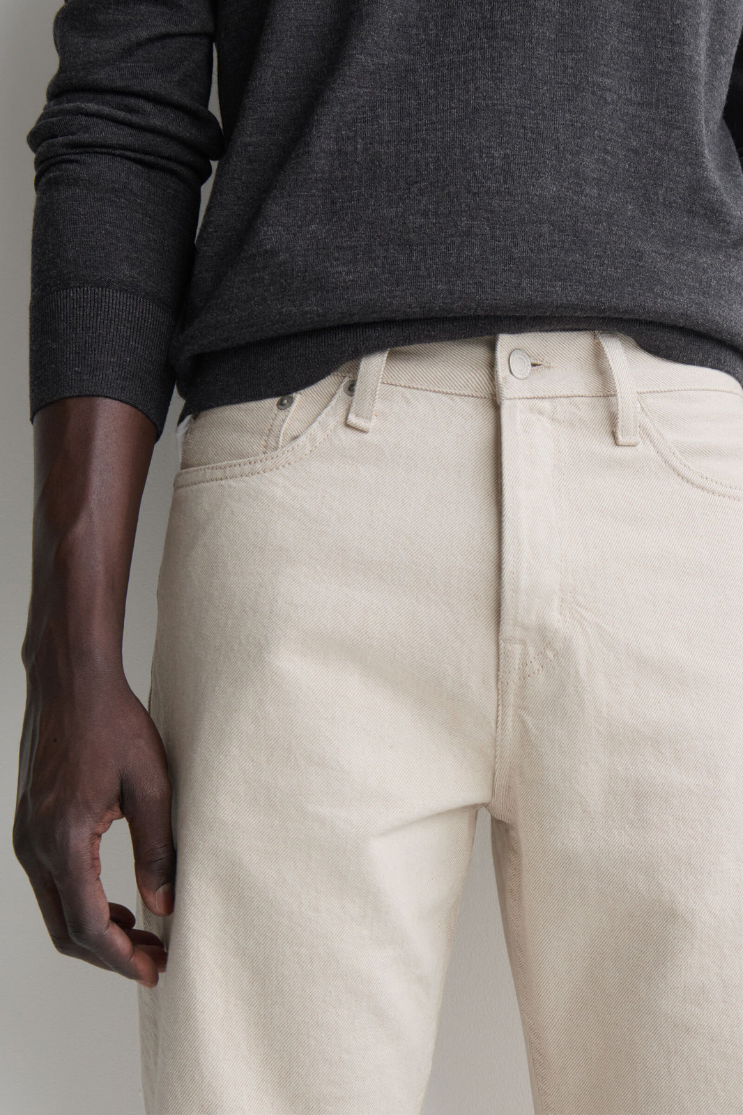 JEANS DE CORTE REGULAR Y PIERNA RECTA DE LA MARCA - BEIGE
