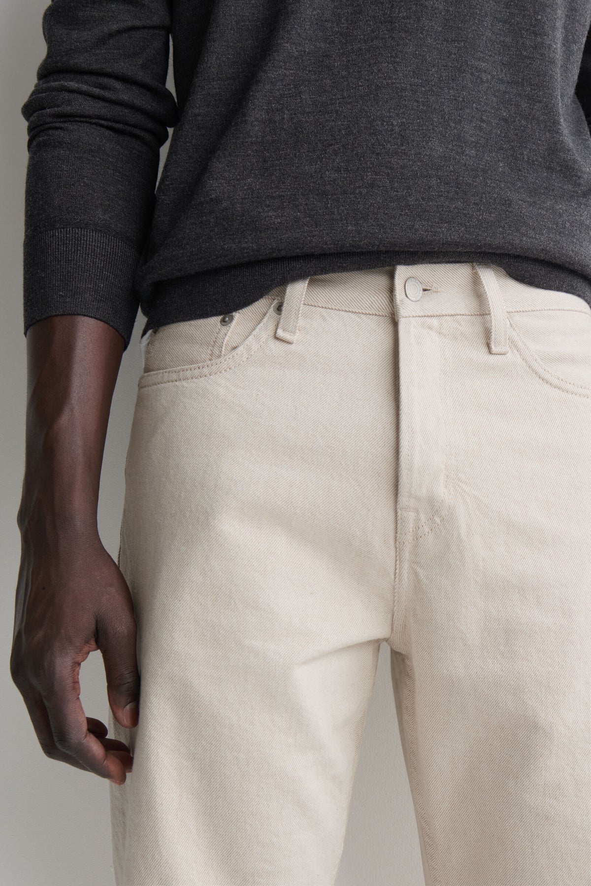 JEANS DE CORTE REGULAR Y PIERNA RECTA DE LA MARCA - BEIGE