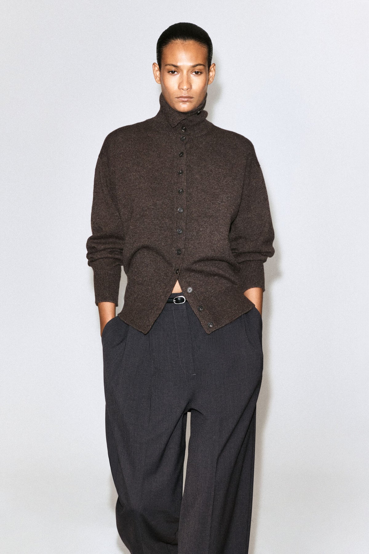 CÁRDIGAN DE CASHMERE ESCULPIDO CON CUELLO DE TUBO - MARRÓN MEZCLADO