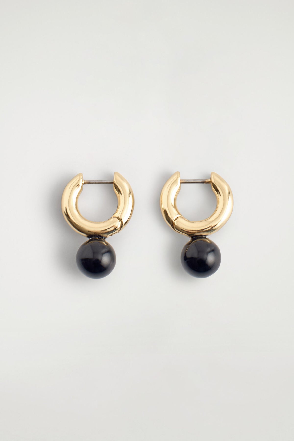ARETES DE ARO CON CUENTAS - DORADO | DescriptiveStillLife