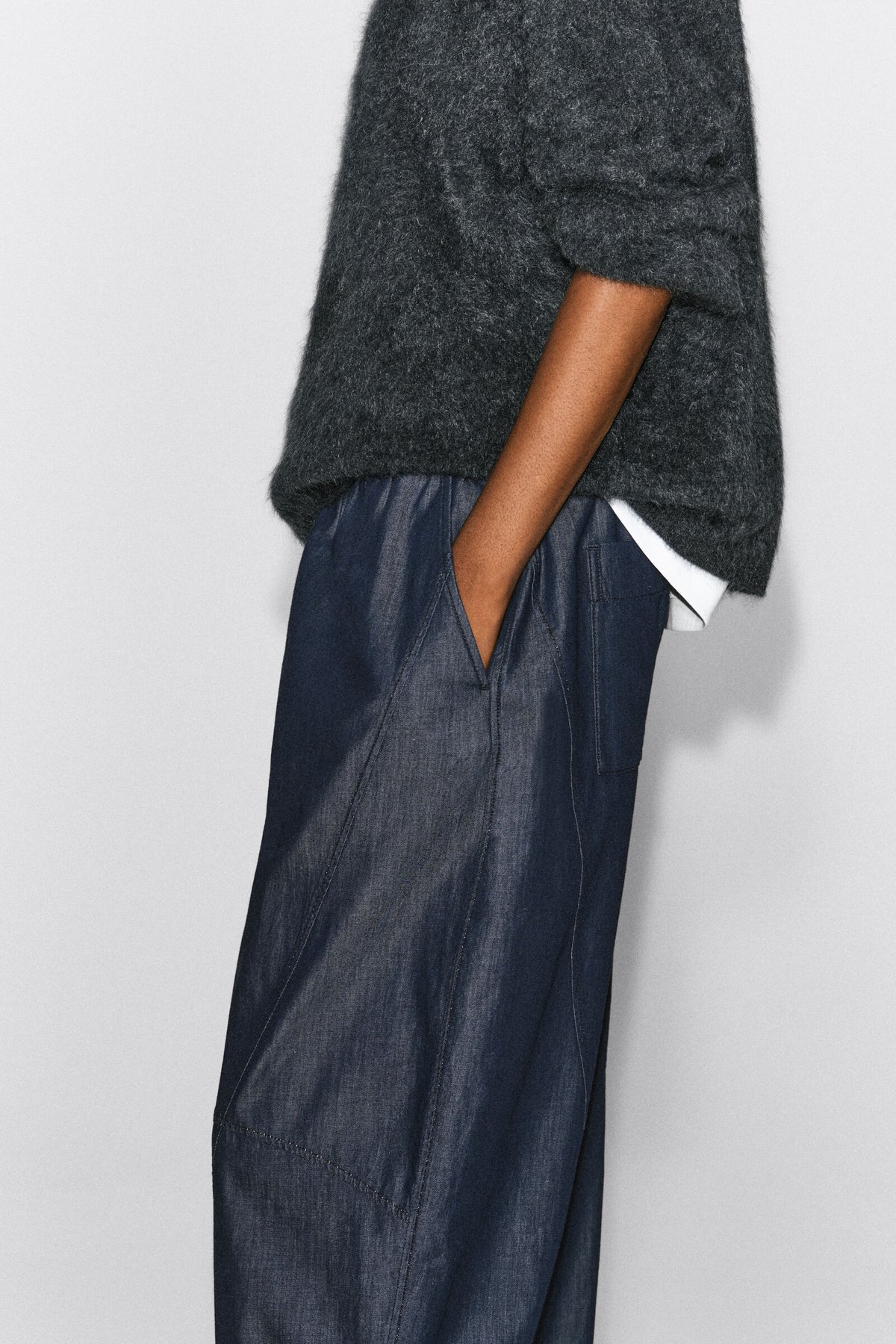 PANTALONES DE MEZCLILLA CON PIERNA BARREL Y ELÁSTICO - AZUL OSCURO