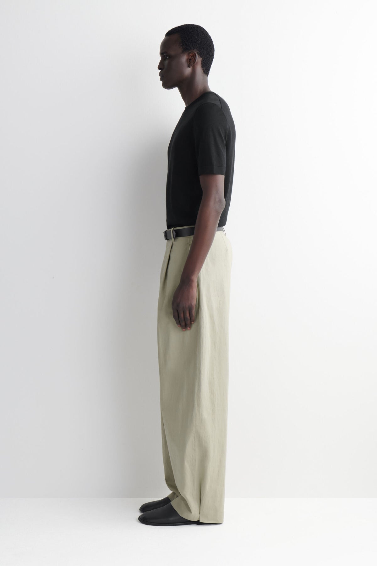 PANTALONES DE ALGODÓN Y LINO DE CORTE RELAJADO Y PIERNA BARREL - KAKI