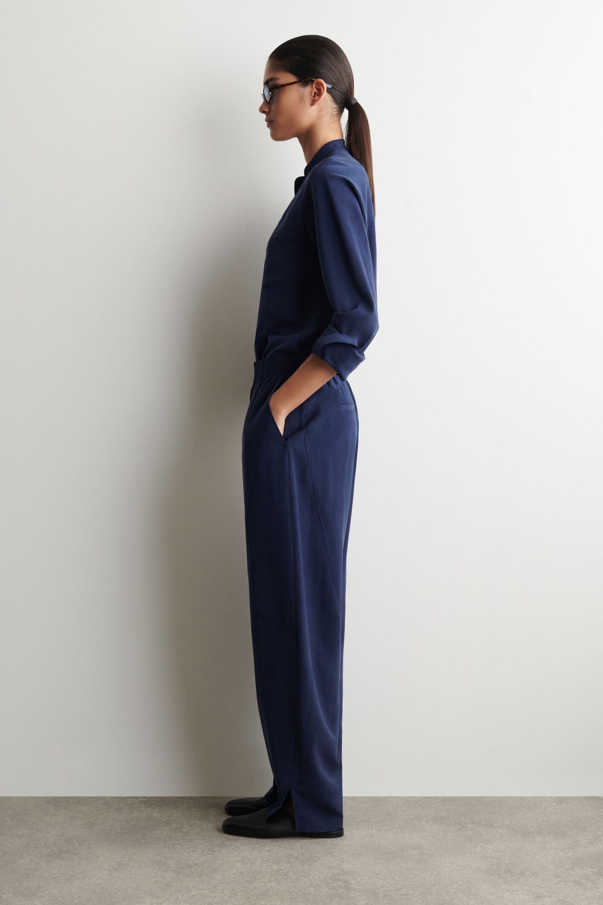 PANTALONES DE TELA CON PIERNA BARREL Y ELÁSTICO - AZUL MARINO
