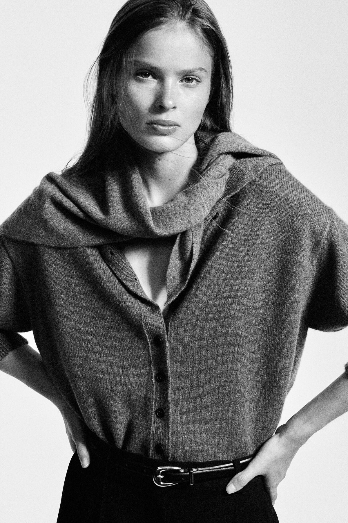 CÁRDIGAN DE CASHMERE ESCULPIDO CON CUELLO DE TUBO - GRIS MÉLANGE | Lookbook