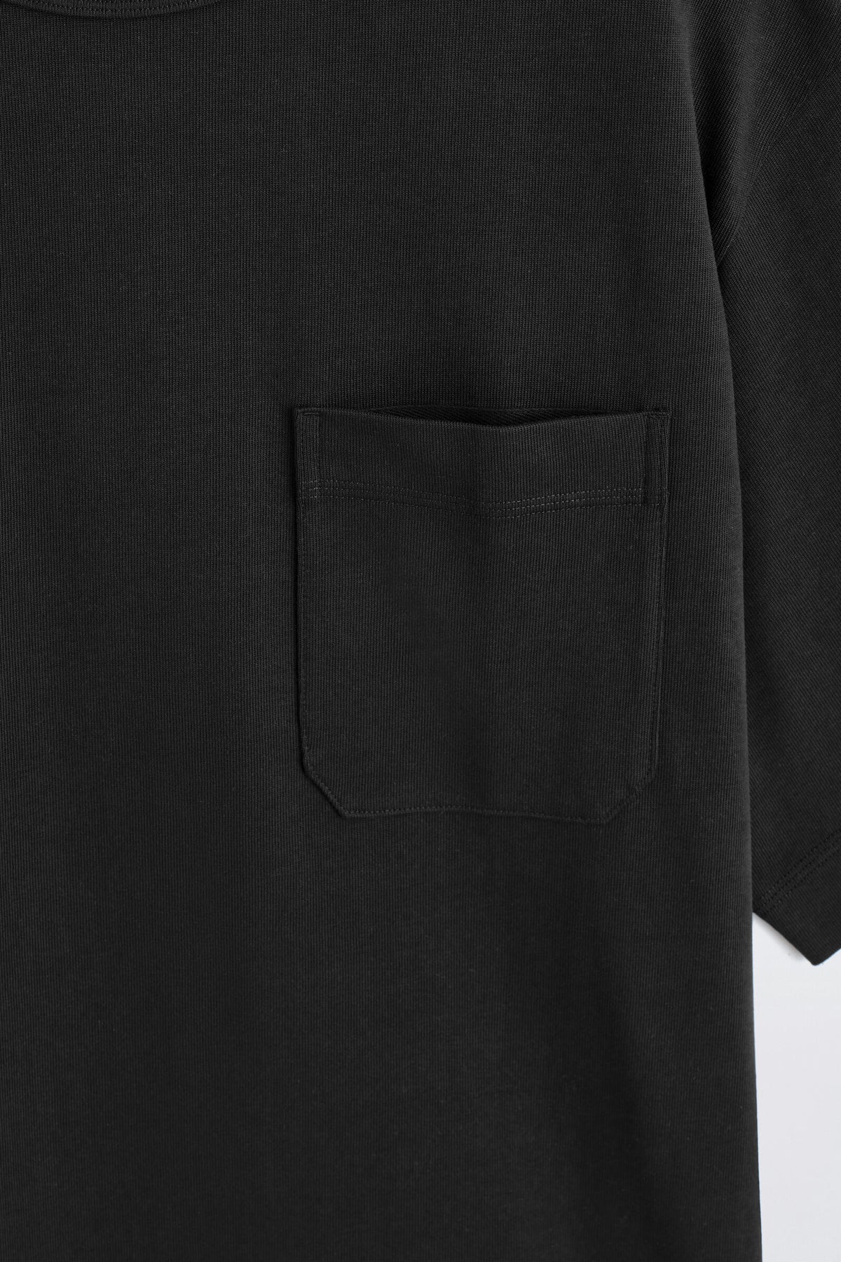 CAMISETA OVERSIZE CON BOLSILLOS - NEGRO | DescriptiveDetail