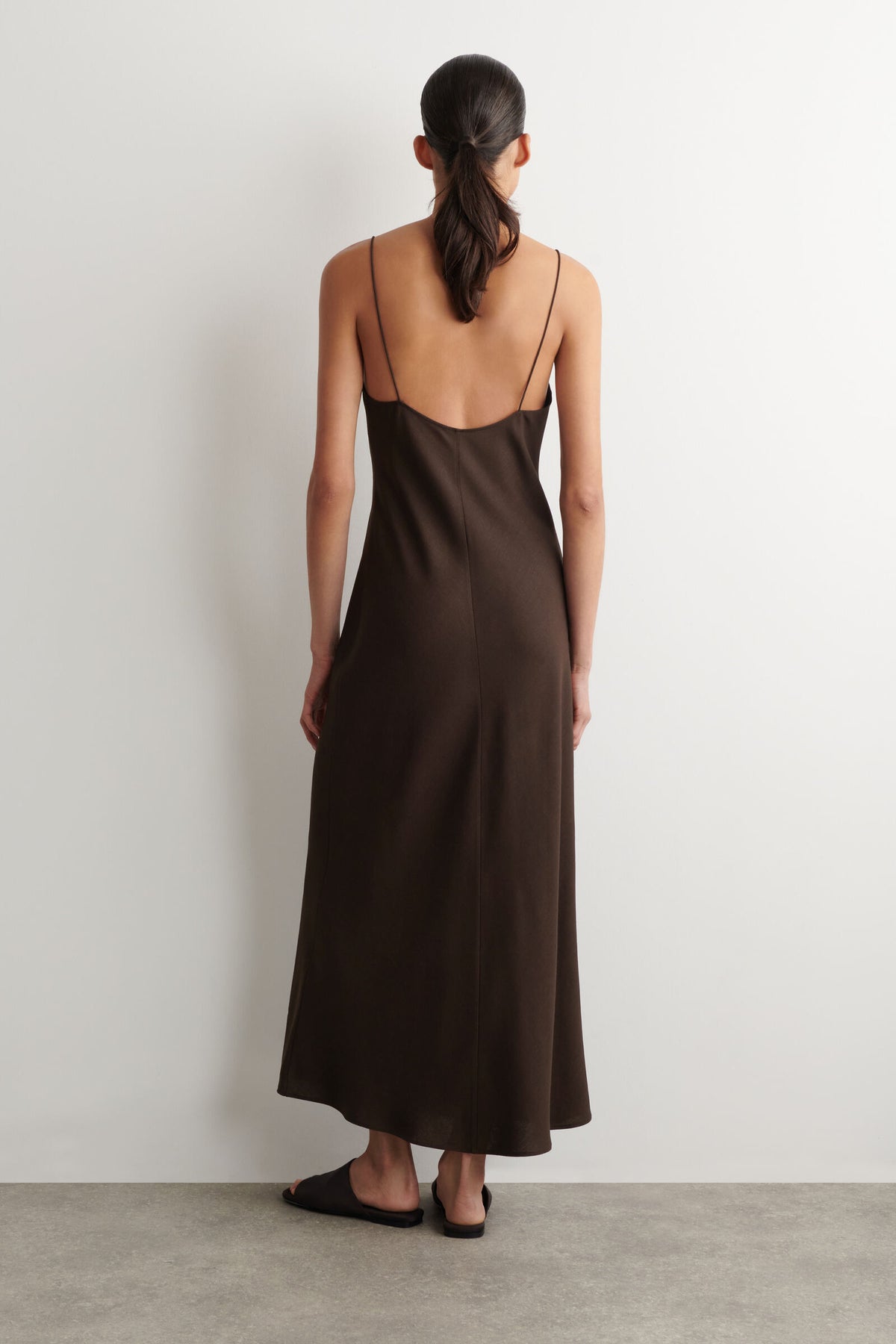 VESTIDO MIDI DE TIRANTES CON ESCOTE EN V - MARRÓN