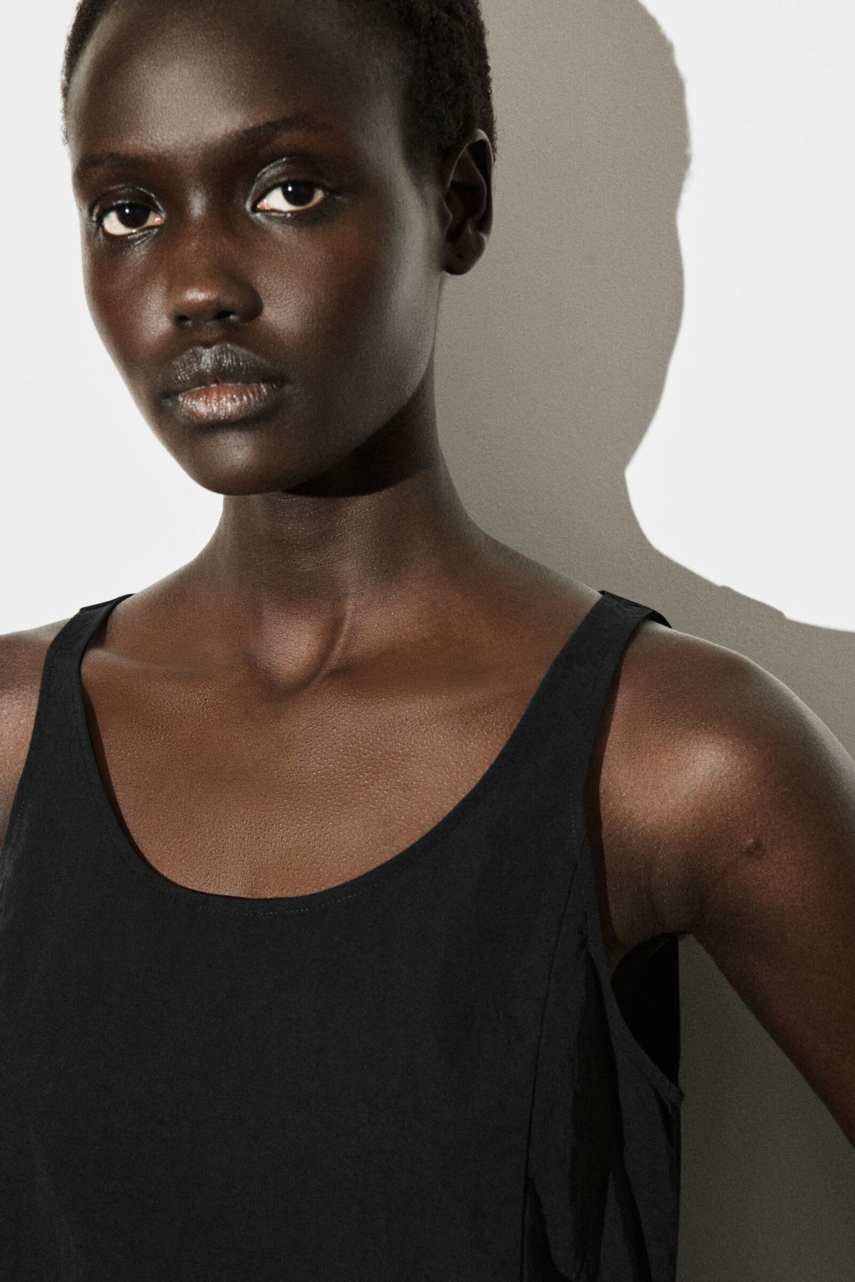 VESTIDO MINI DE NYLON CON PANELES DE JERSEY - NEGRO - StillMedia/Lookbook