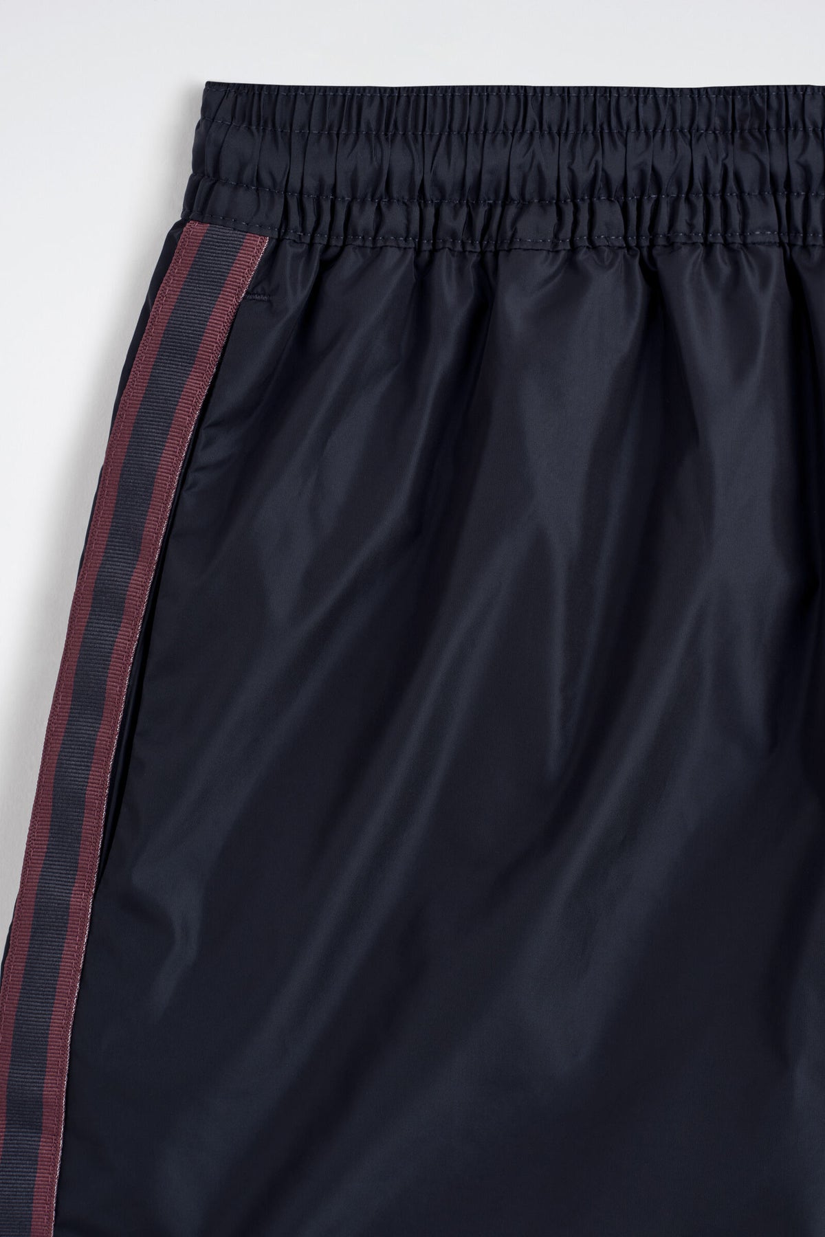 SHORTS DE BAÑO CON DETALLE DE RAYAS - AZUL MARINO