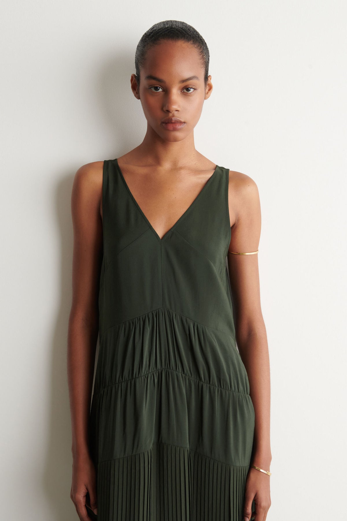 VESTIDO MAXI PLISADO CON ESCOTE V Y FRUNCIDO - VERDE OSCURO