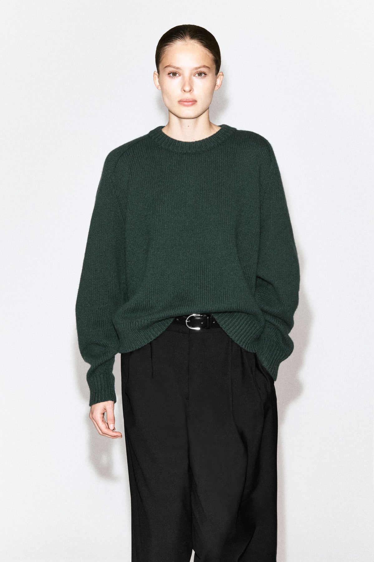 SWEATER DE CASHMERE DE CUELLO REDONDEADO - VERDE OSCURO