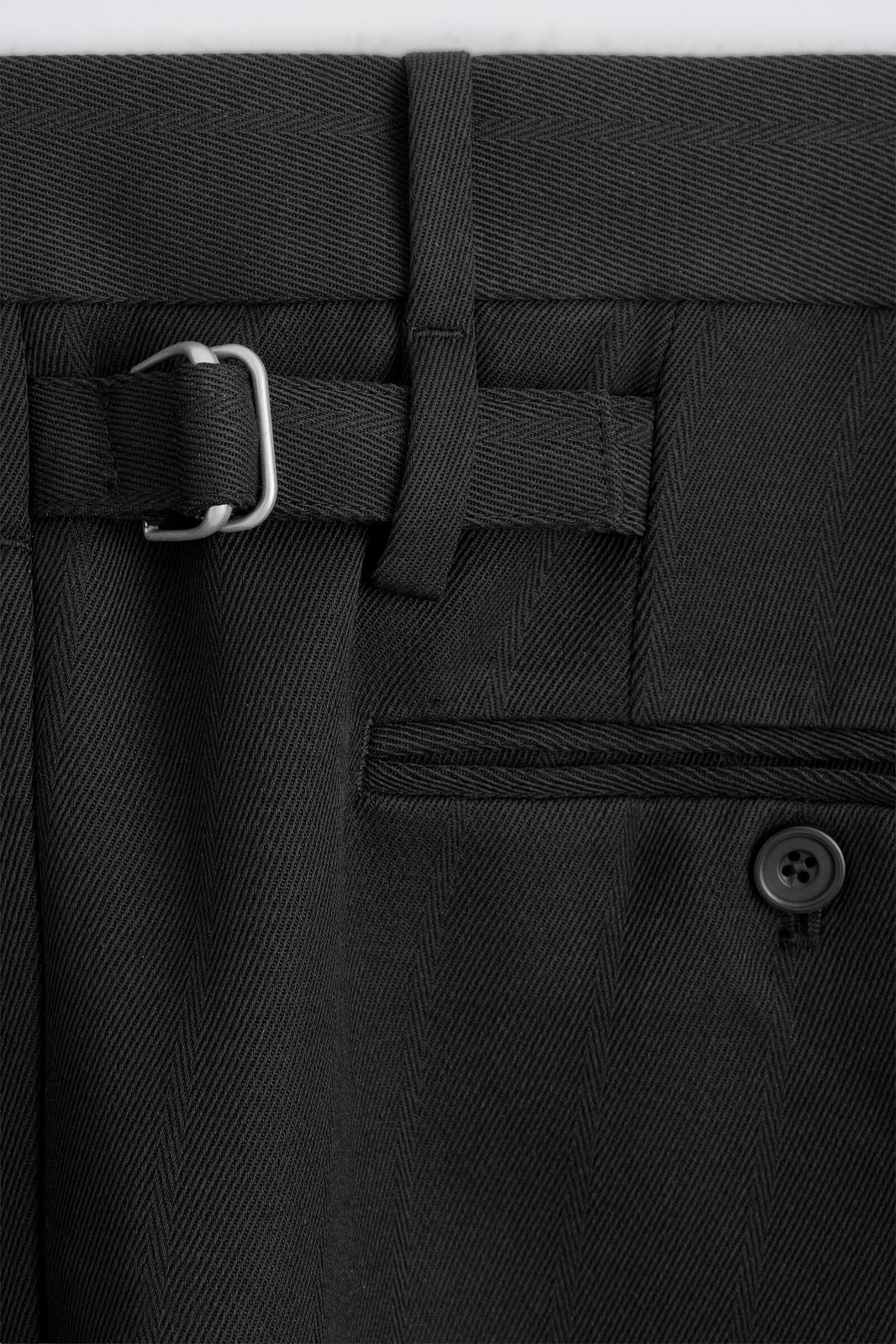 PANTALONES TAPERED DE MEZCLA DE LANA CON PLIEGUES - NEGRO  | DescriptiveDetail