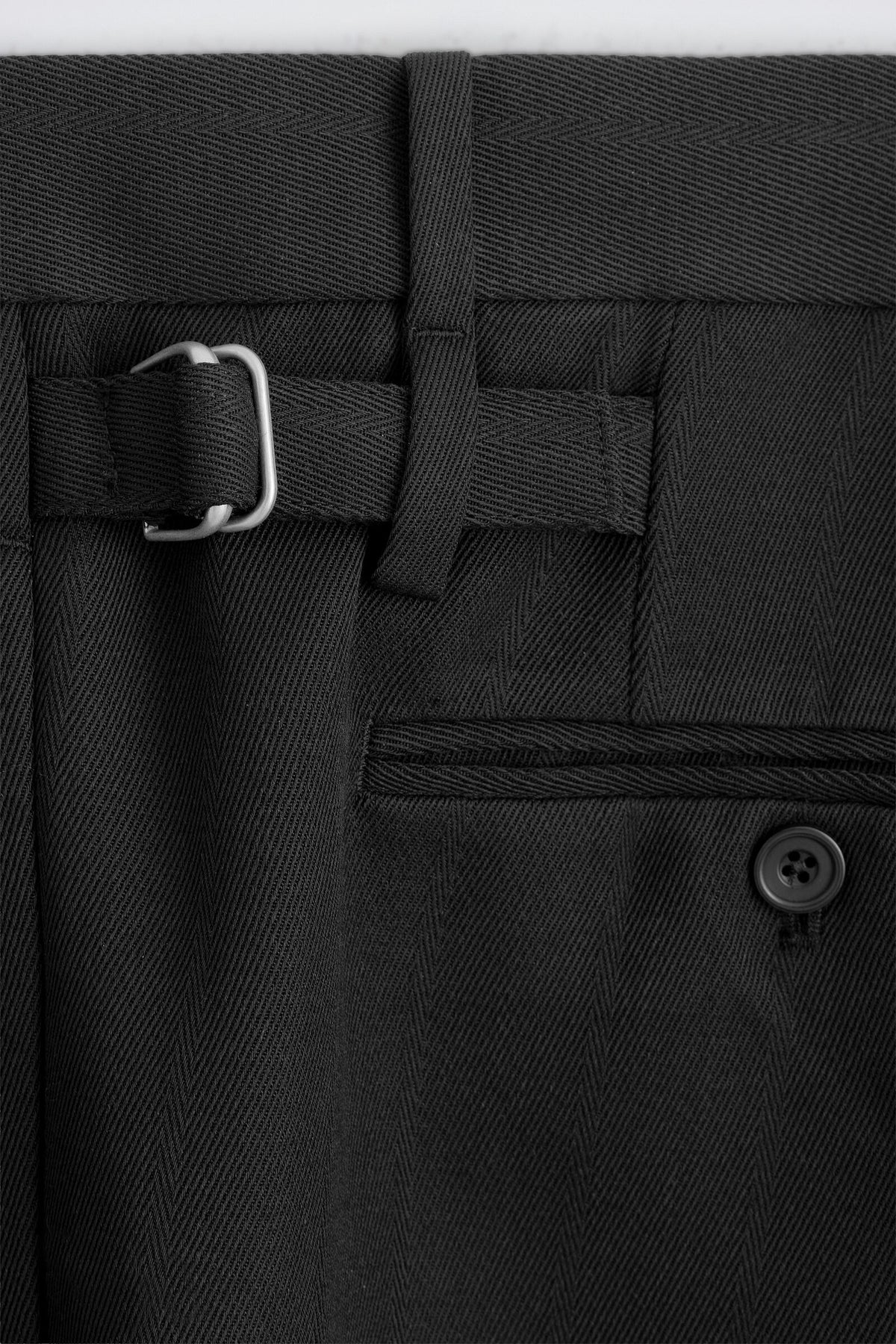 PANTALONES TAPERED DE MEZCLA DE LANA CON PLIEGUES - NEGRO  | DescriptiveDetail