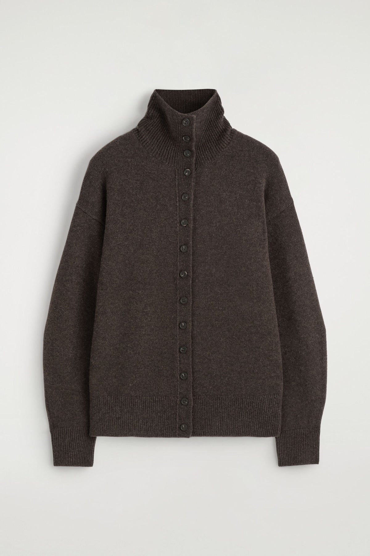 CÁRDIGAN DE CASHMERE ESCULPIDO CON CUELLO DE TUBO - MARRÓN MEZCLADO | DescriptiveStillLife