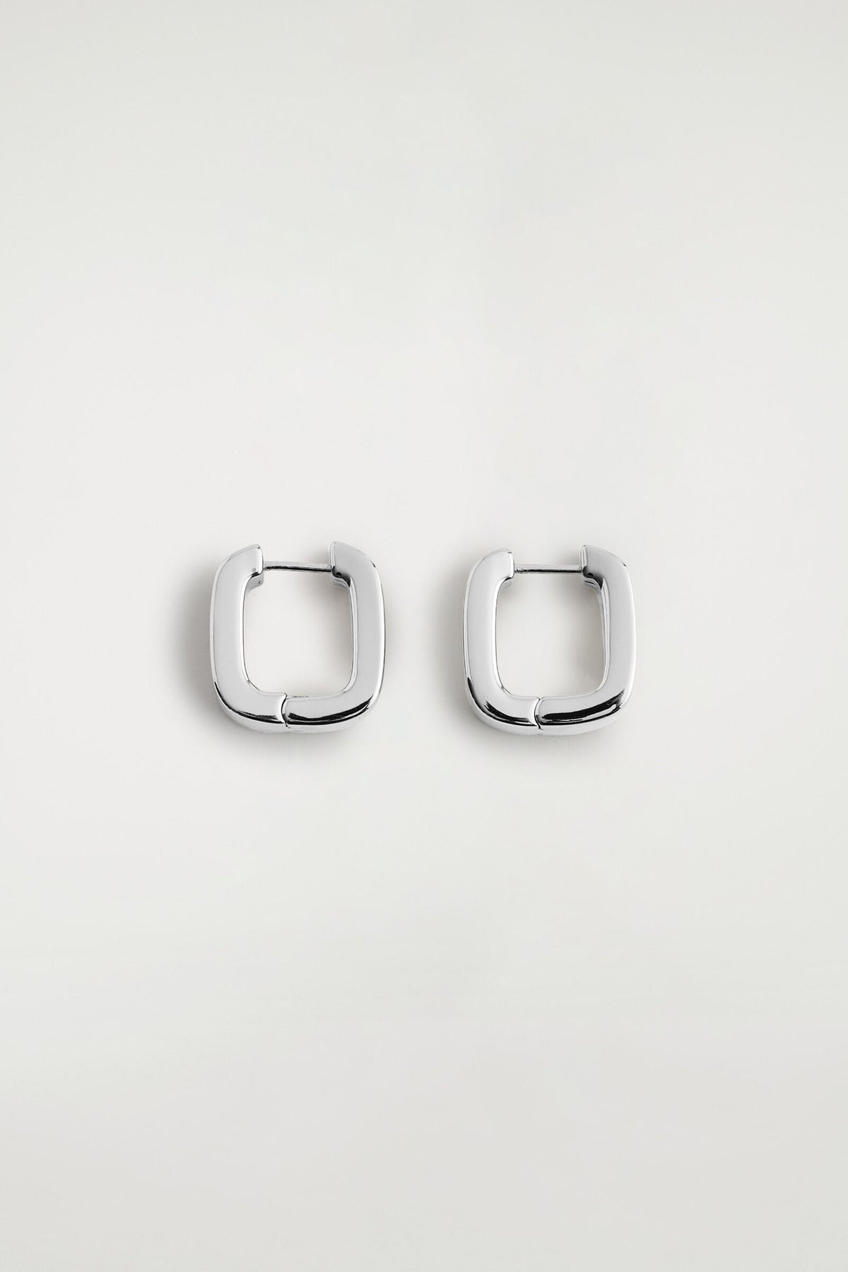 ARETES DE ARO CUADRADO - PLATA | DescriptiveStillLife