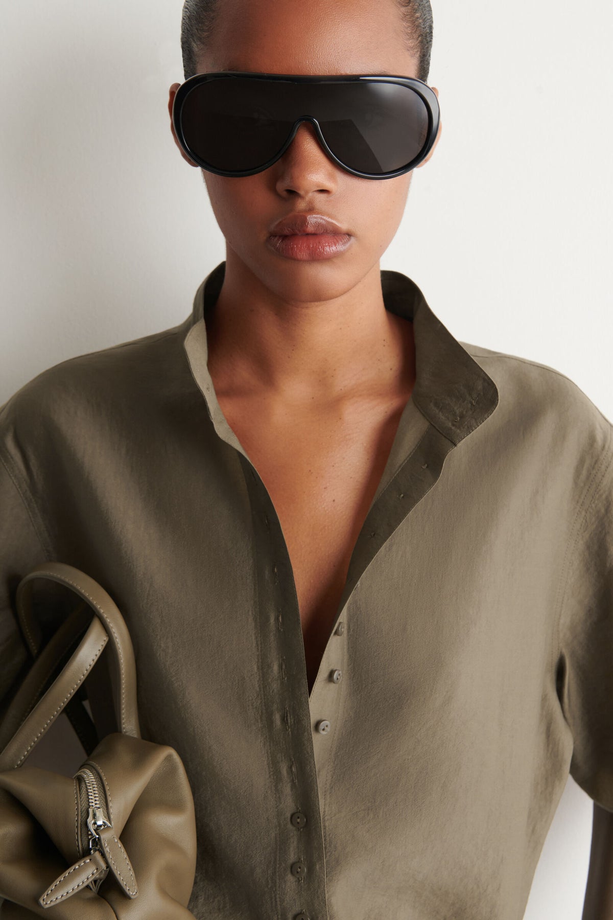 CAMISA FLUIDA DE CUELLO ALTO - MARRÓN CLARO
