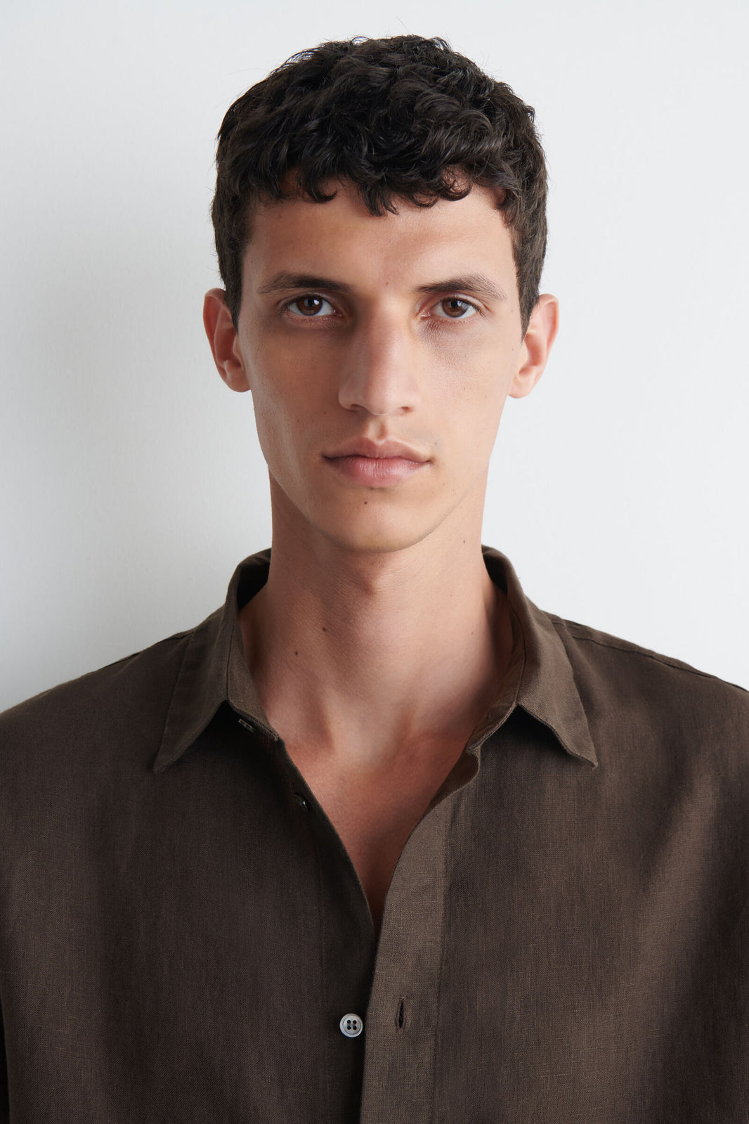 CAMISA DE LINO RELAJADA - MARRÓN