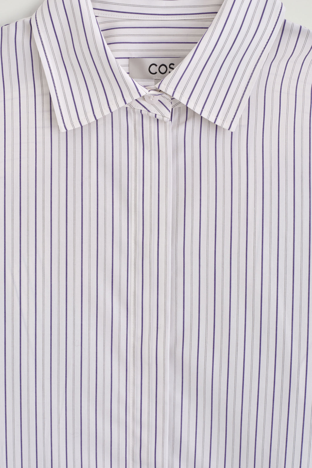CAMISA DE MEZCLA DE ALGODÓN A RAYAS CON CUELLO RECORTADO - BLANCO / MORADO / BEIGE | DescriptiveDetail