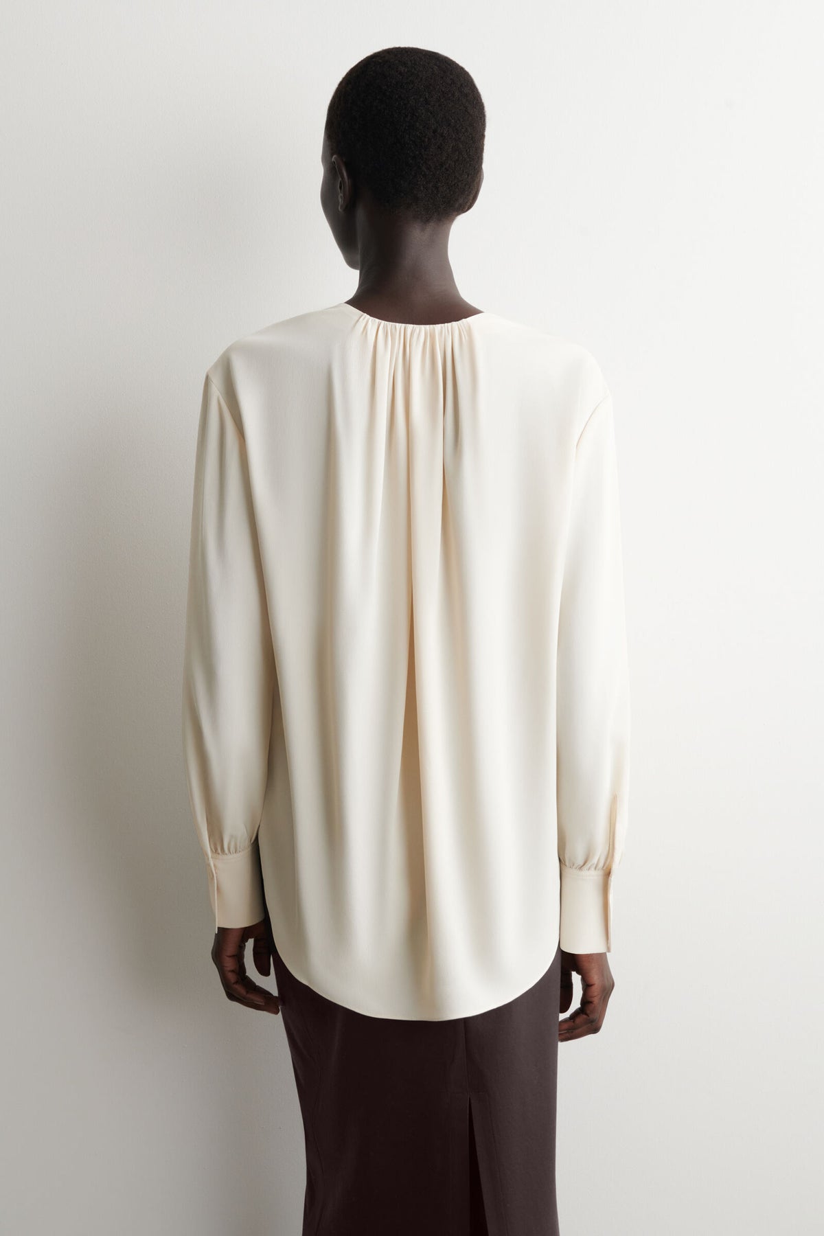 BLUSA DE ESCOTE V RECOGIDA - BEIGE CLARO - StillMedia/Lookbook
