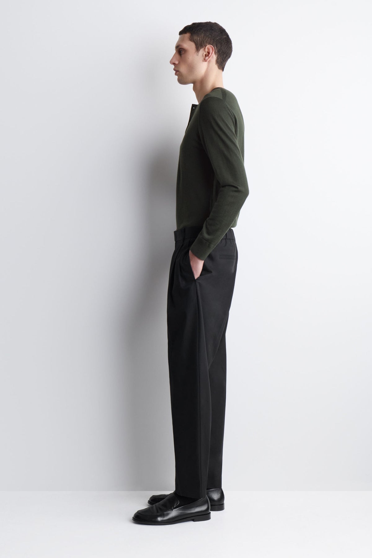 PANTALONES PLEATADOS RELAJADOS TAPERED - NEGRO - StillMedia/Lookbook