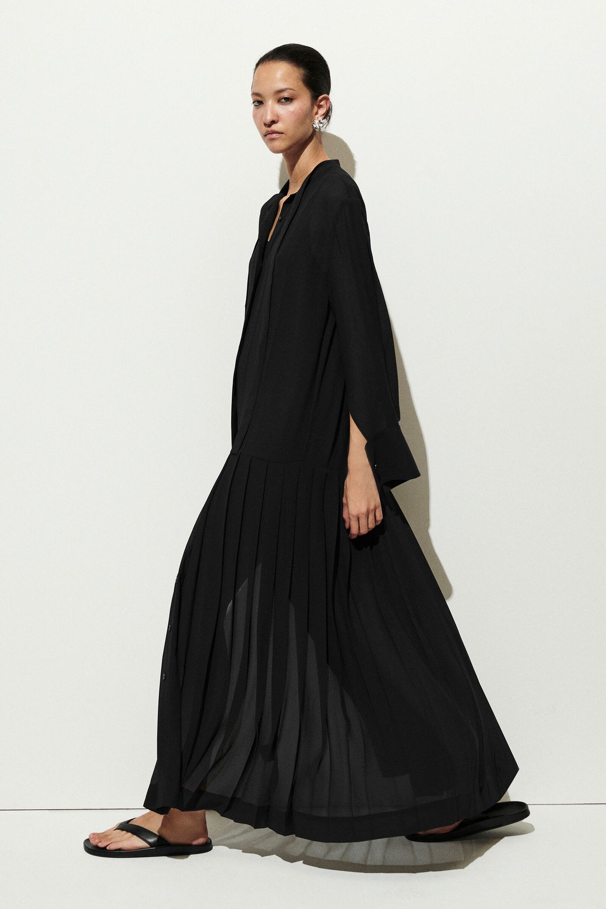 VESTIDO CAMISERO MIDI CON MOÑO Y PLISADO - AZUL MARINO