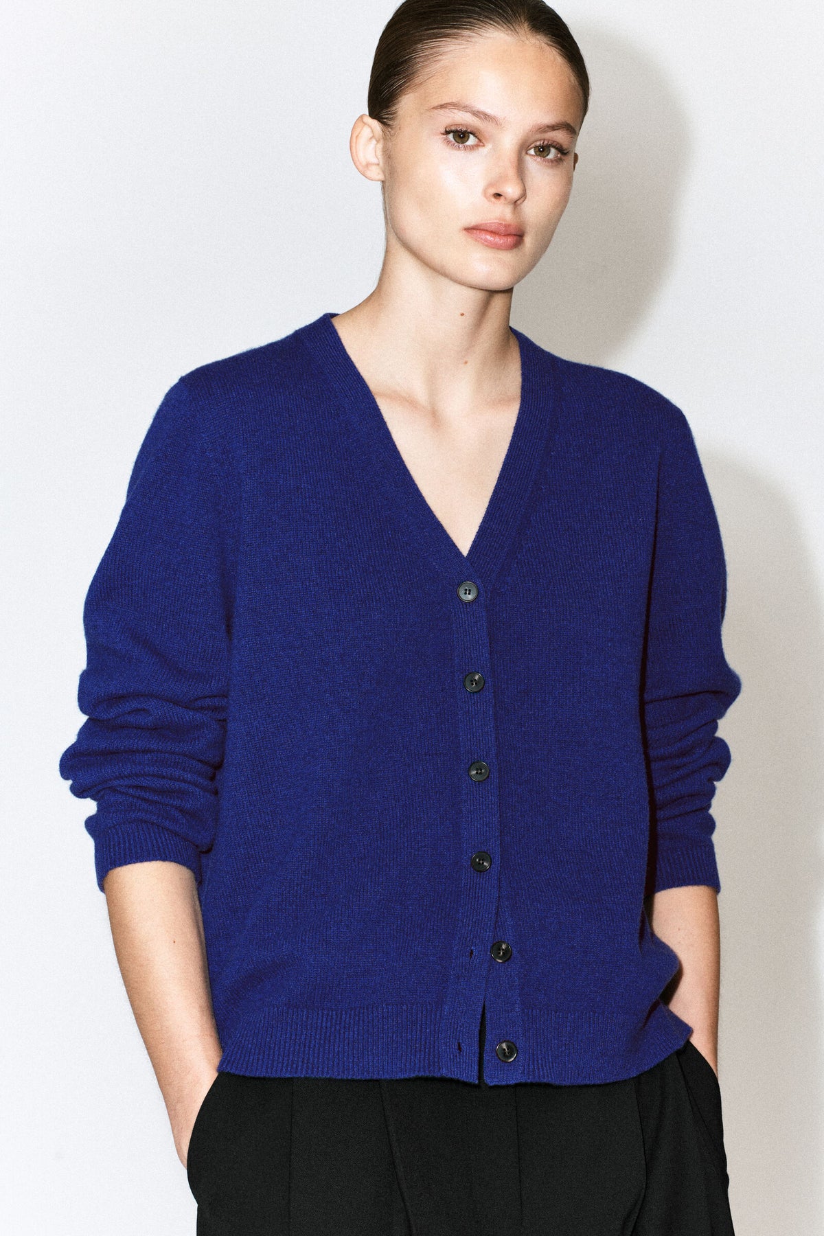 CÁRDIGAN DE LANA MERINO CON CUELLO EN V - AZUL COBALTO