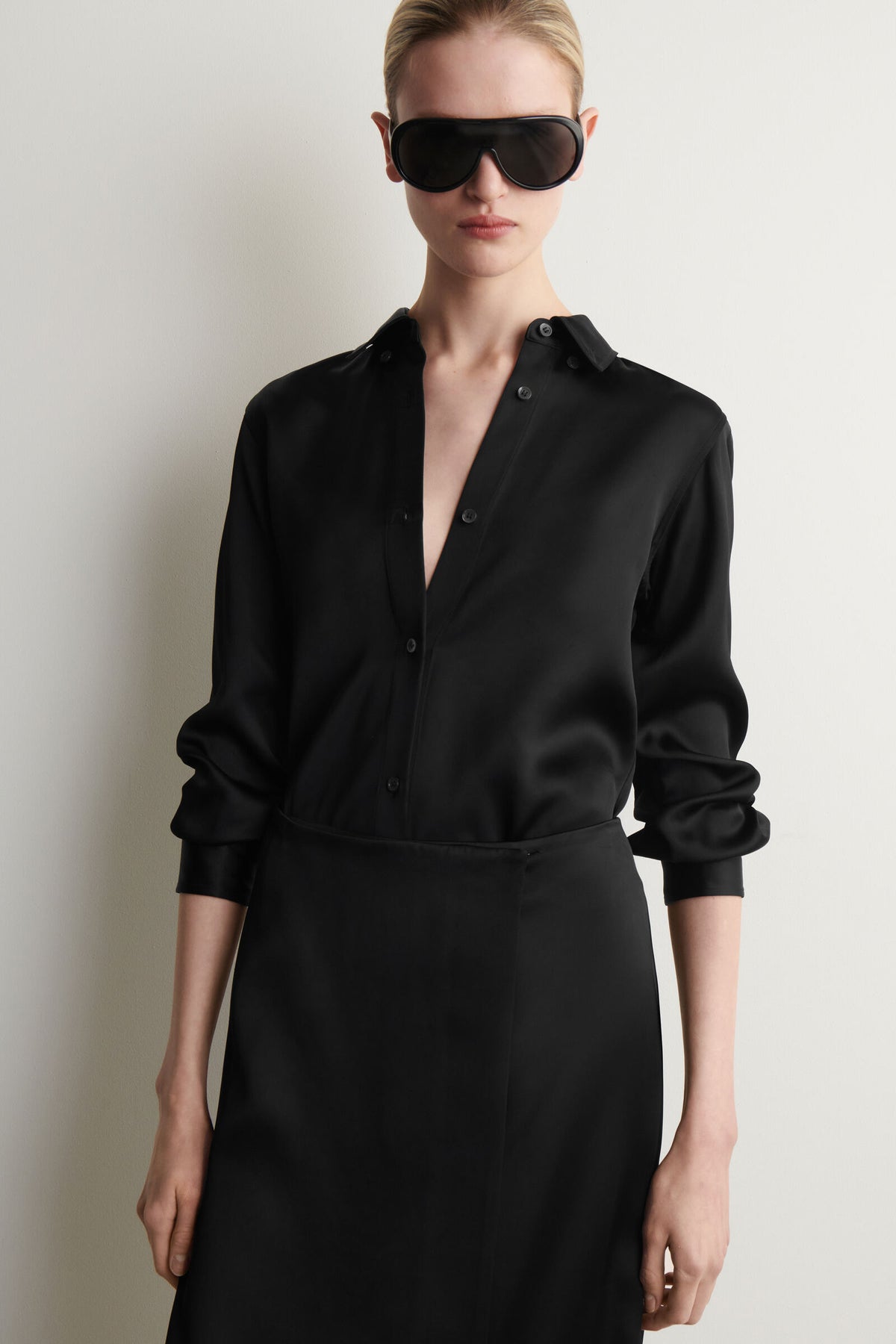 FALDA SATINADA ENVOLVENTE - NEGRO - StillMedia/Lookbook