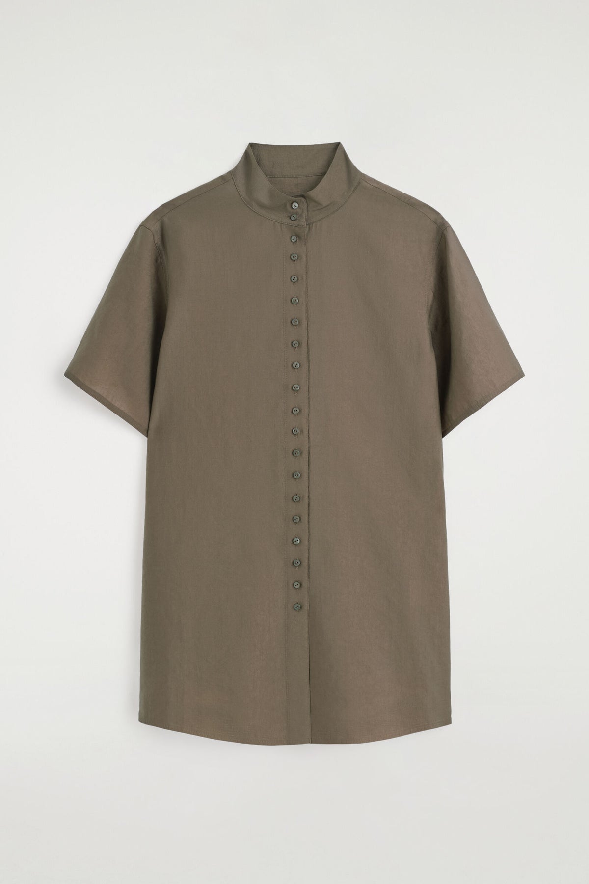 CAMISA FLUIDA DE CUELLO ALTO - MARRÓN CLARO | DescriptiveStillLife