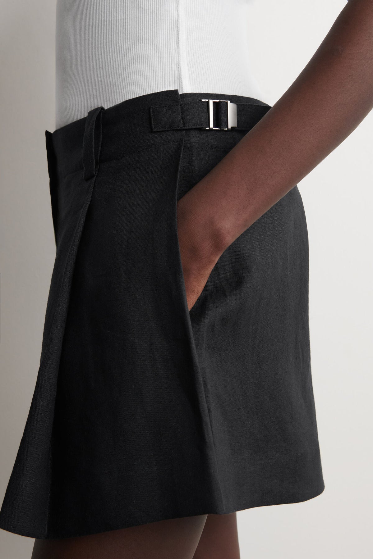 SHORTS DE LINO CON PLIEGUES Y CINTURÓN - NEGRO - StillMedia/Lookbook
